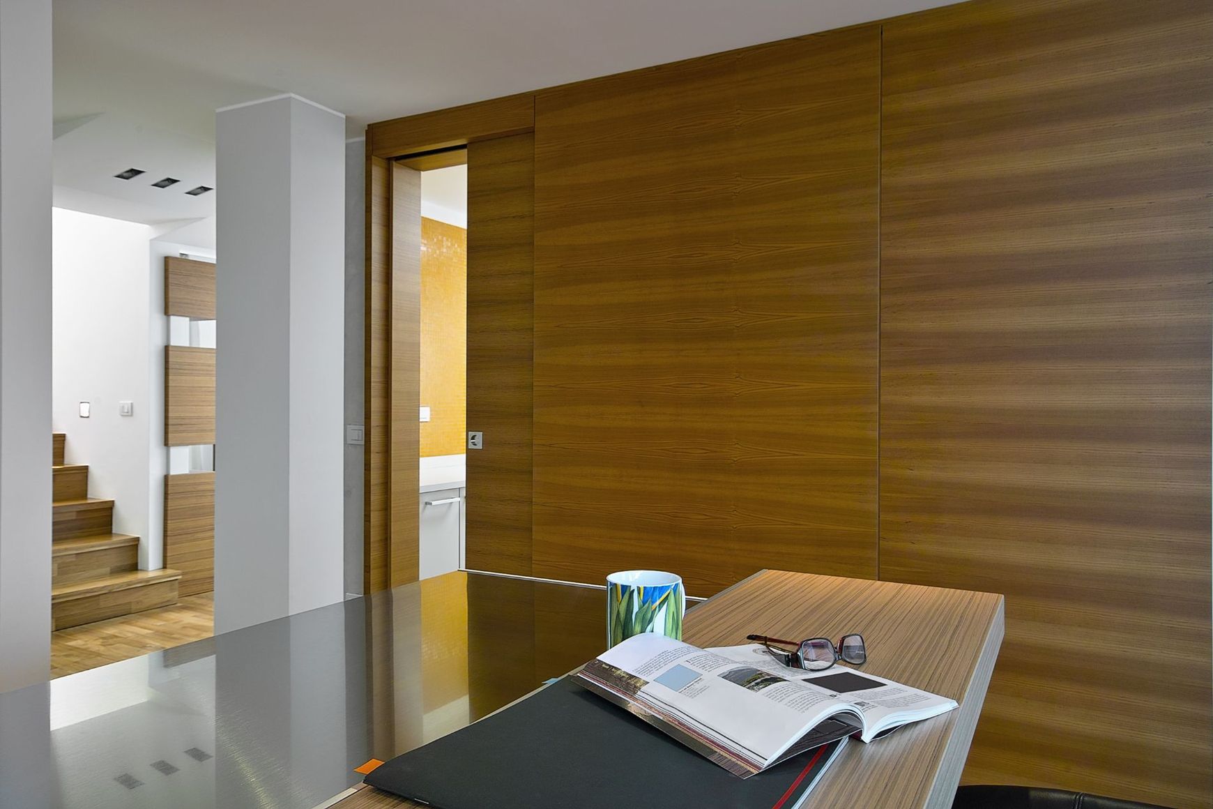 ufficio con porta in legno scorrevole