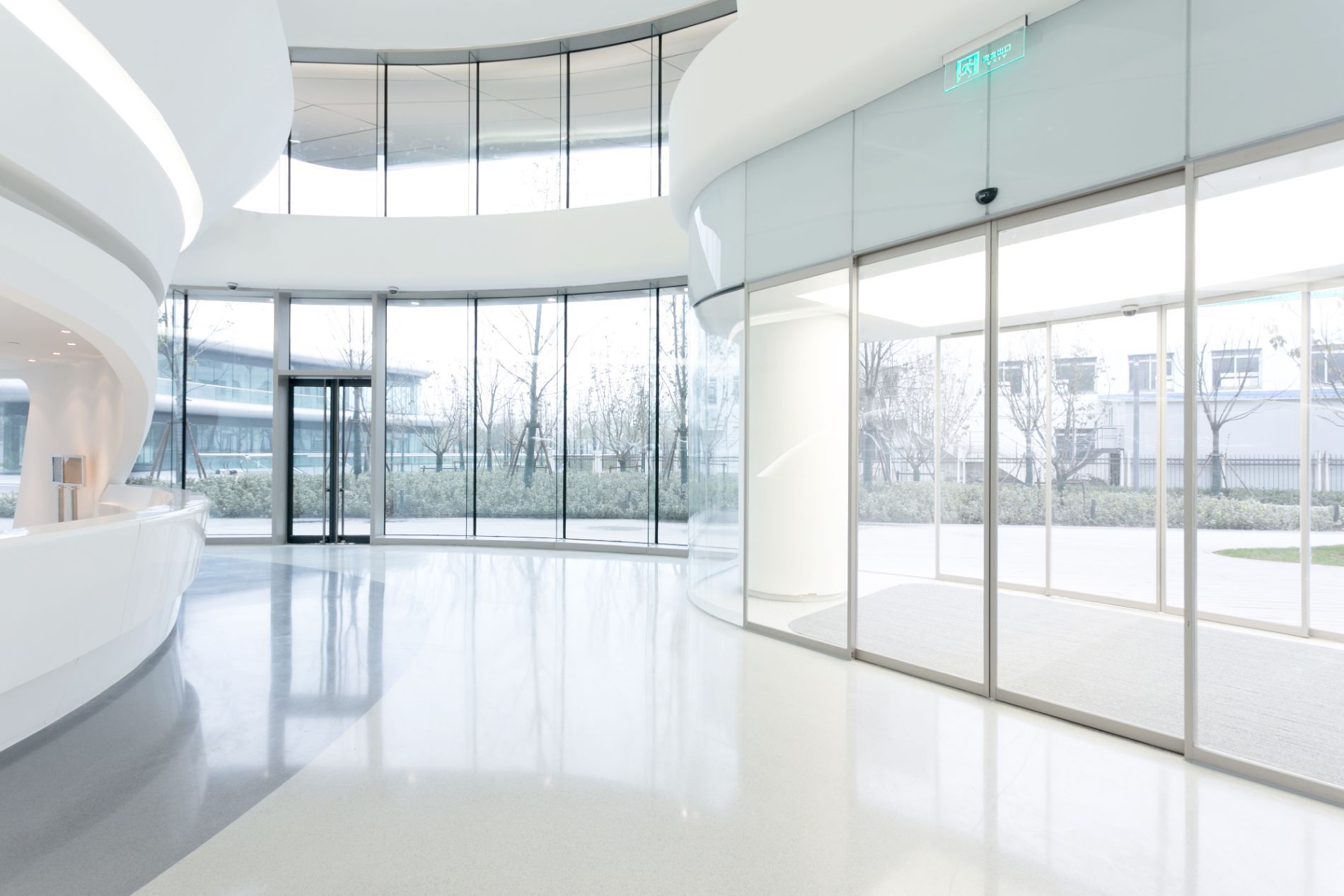 porte e finestre a vetri in un edificio