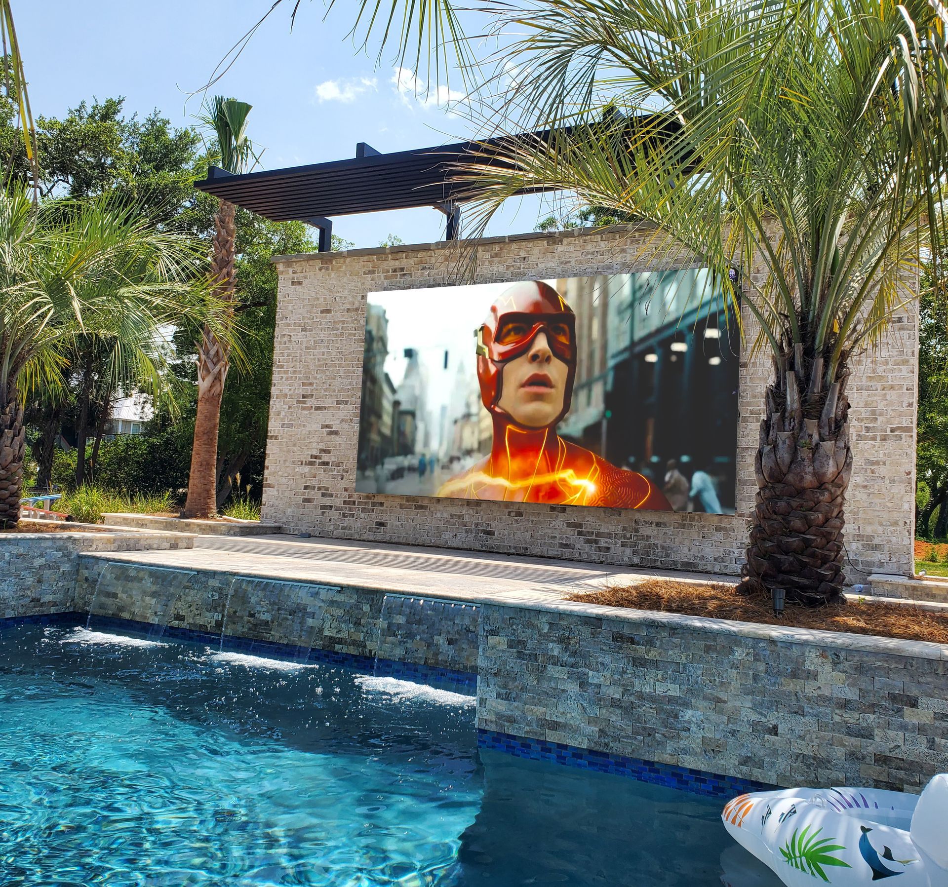 מסך לד לבריכה