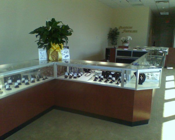 A jewelry store with a plant on top of the counter