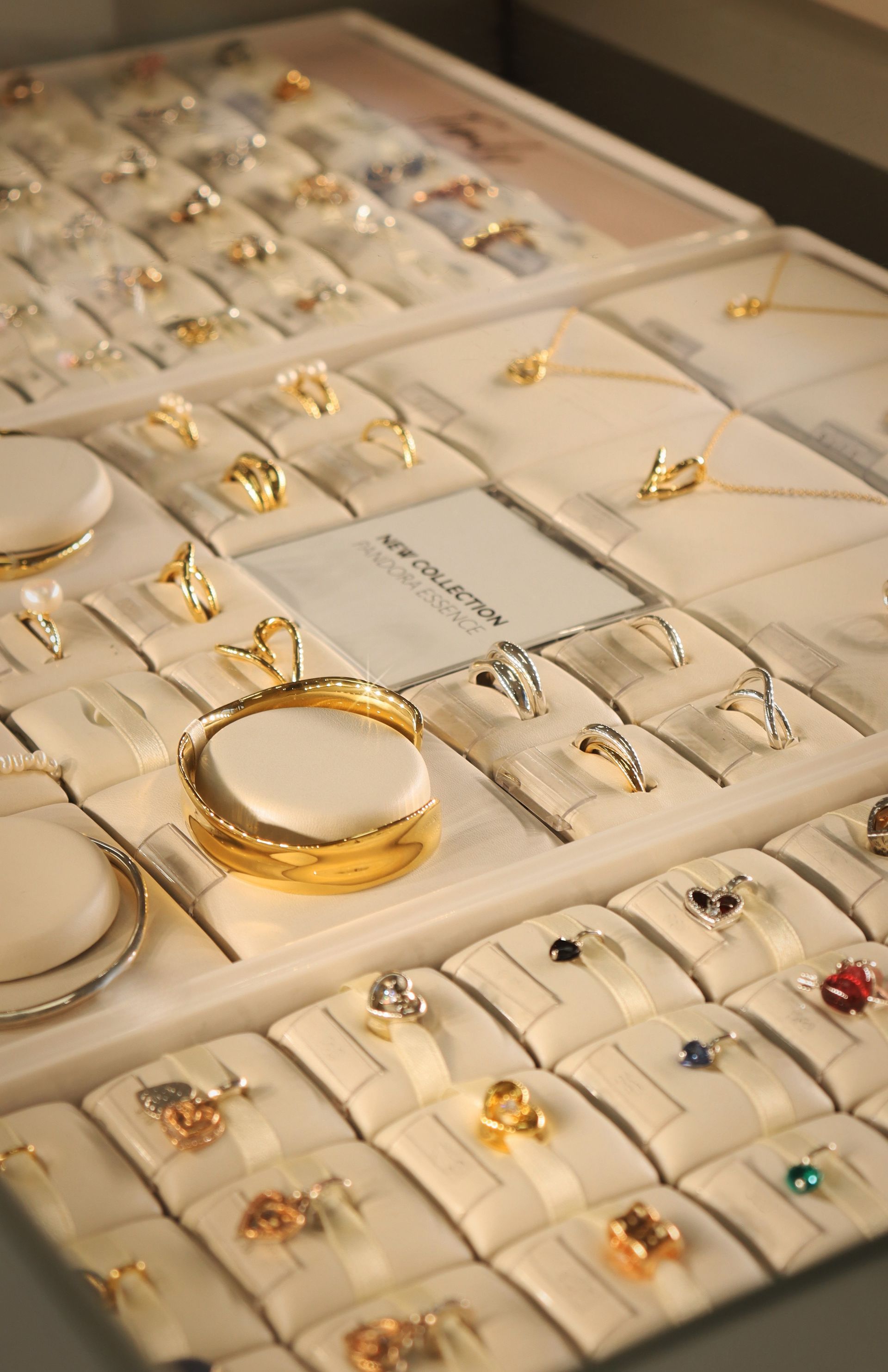 A display case filled with lots of different types of jewelry.