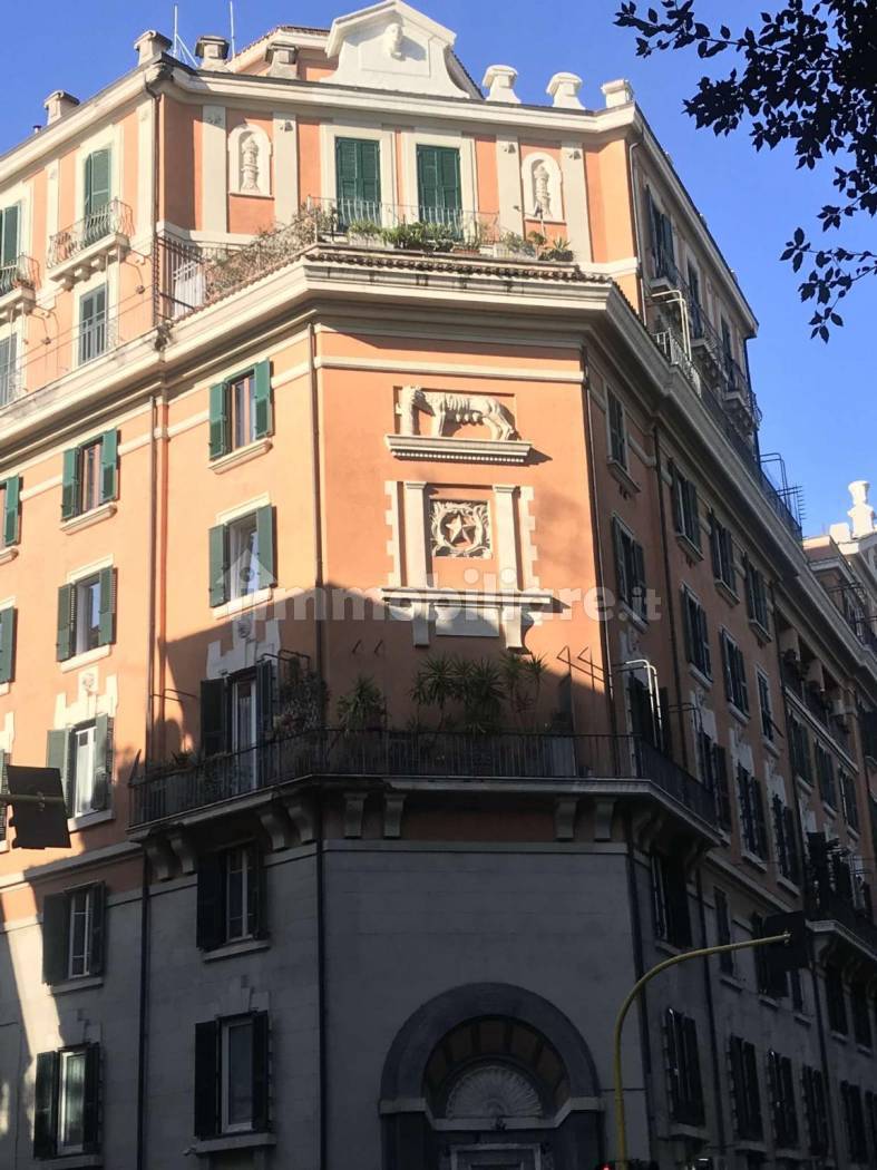 edificio con quadrilocale in affitto a Roma