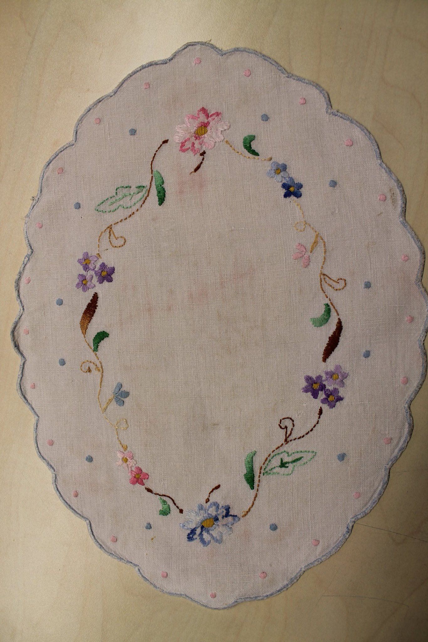 ricamo a mano su centro tavola