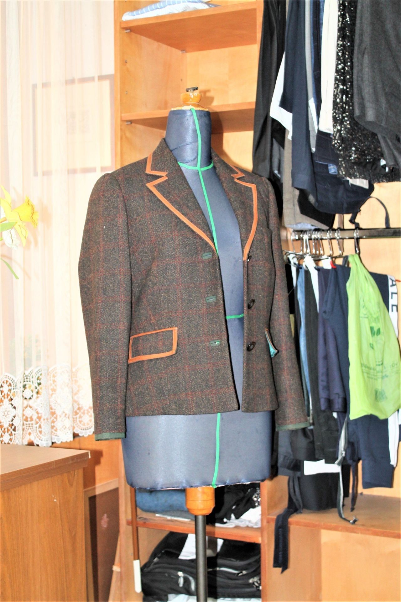 lavorazioni sartoriali su giacca sportiva