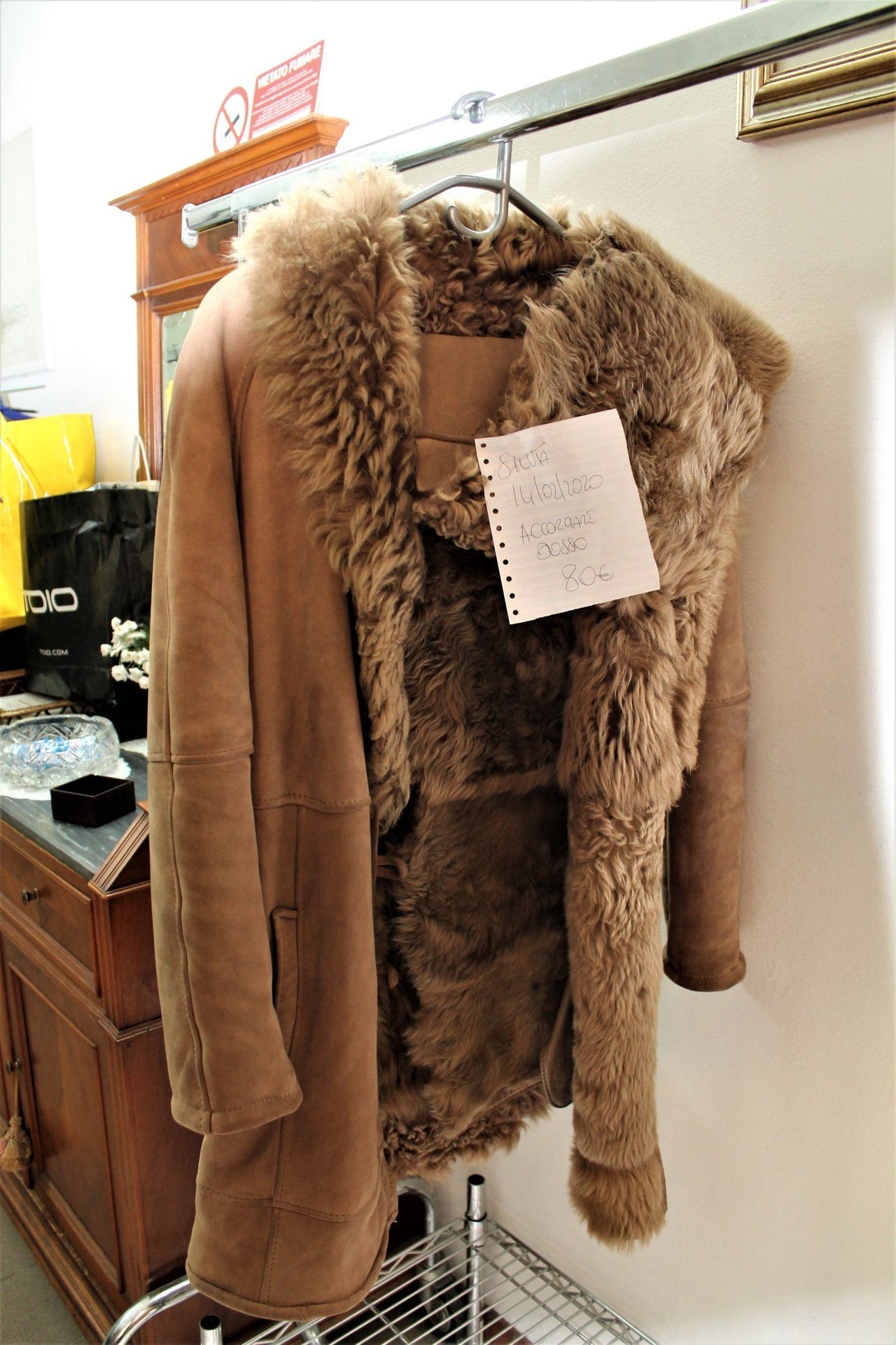 lavorazioni sartoriali su cappotto con pelliccia