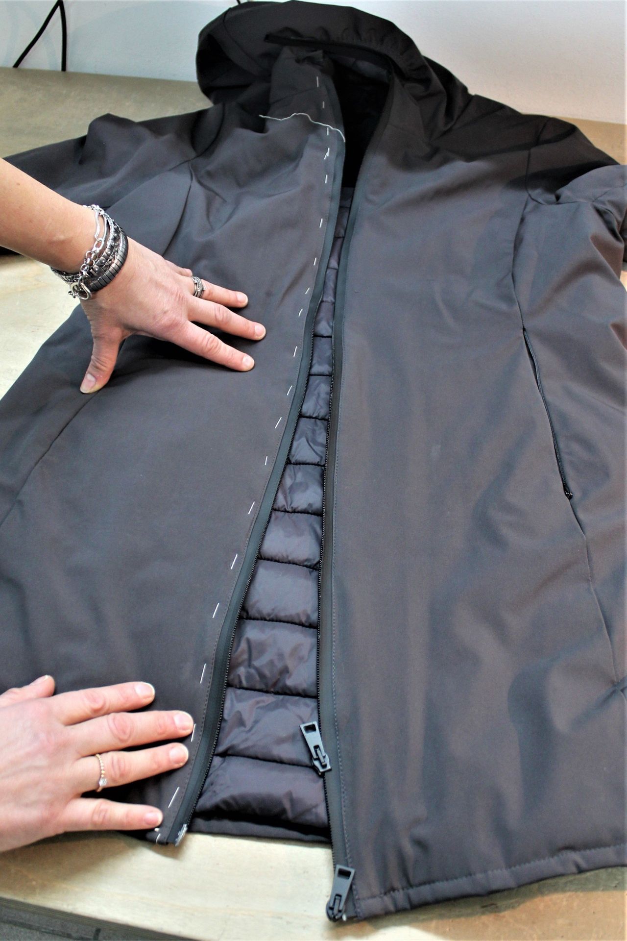 lavorazioni sartoriali su cappotto