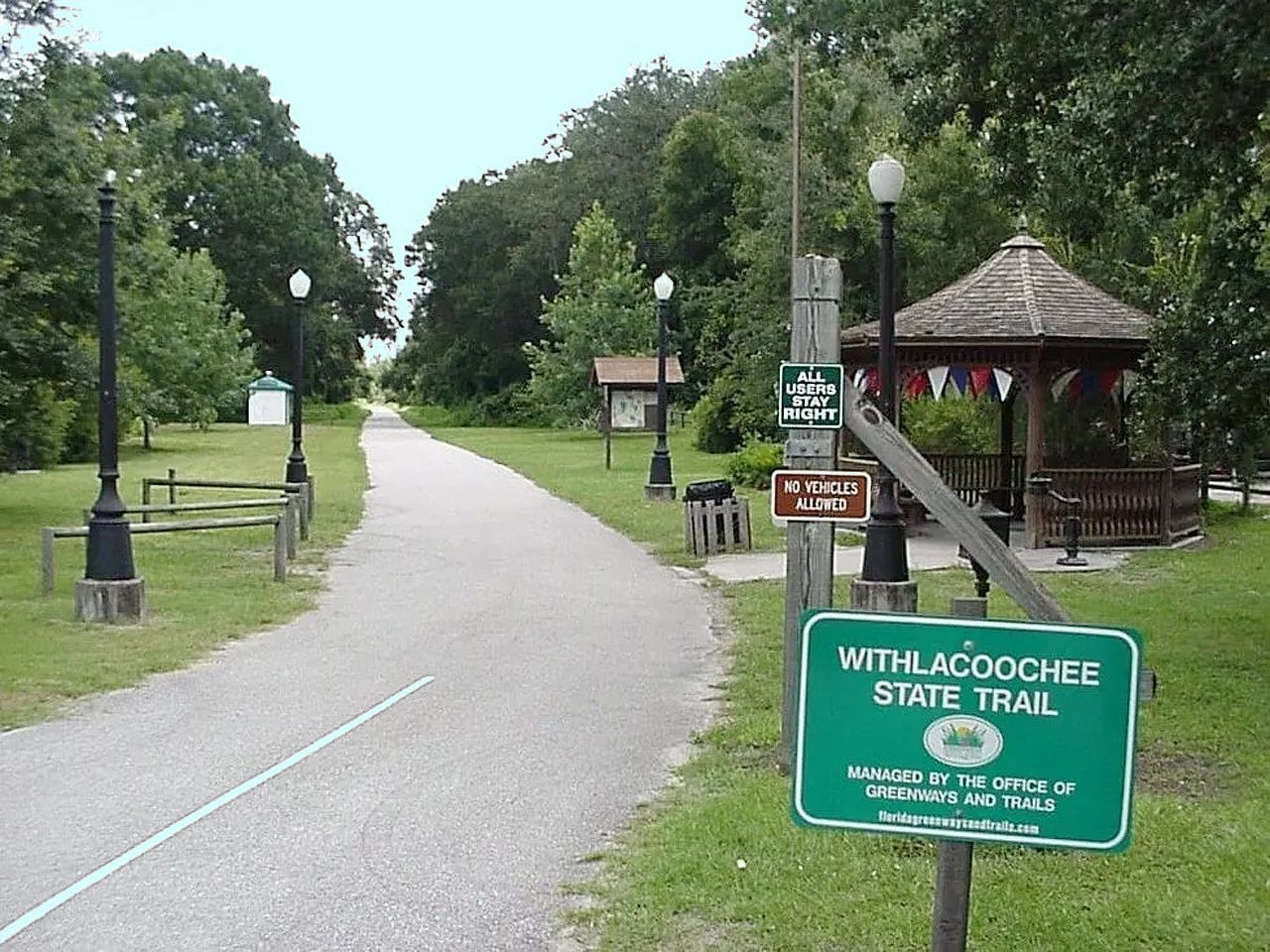 a green sign for the withlacoochee state trail