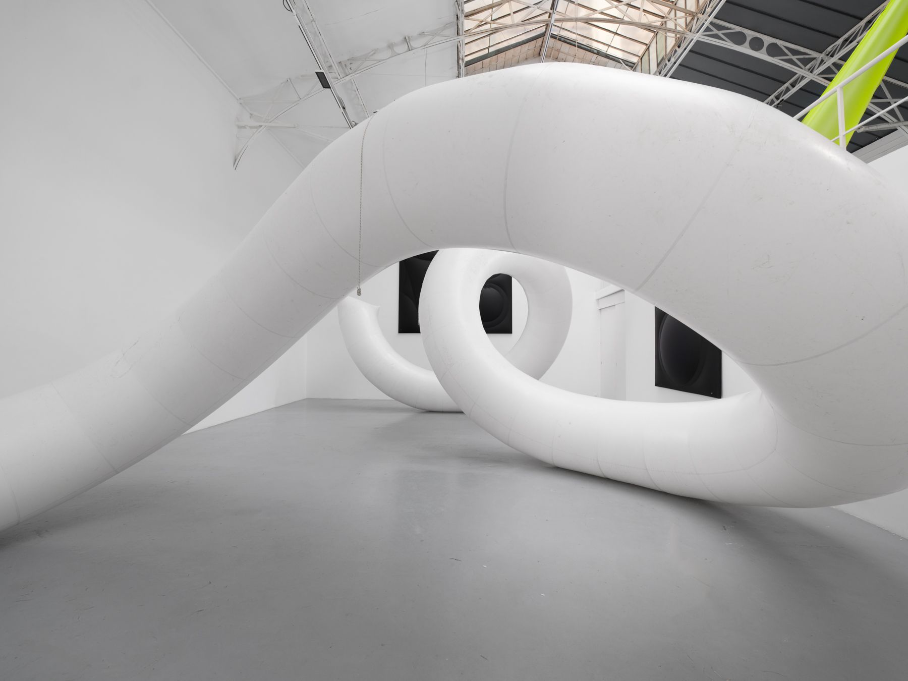 Elica (Installation environnementale),
Franco Mazzucchelli, 2023, PVC, air, 400 x 1500 cm (157 1/2 x 590 1/2 in).