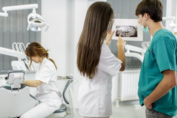 dentisti guardano panoramica
