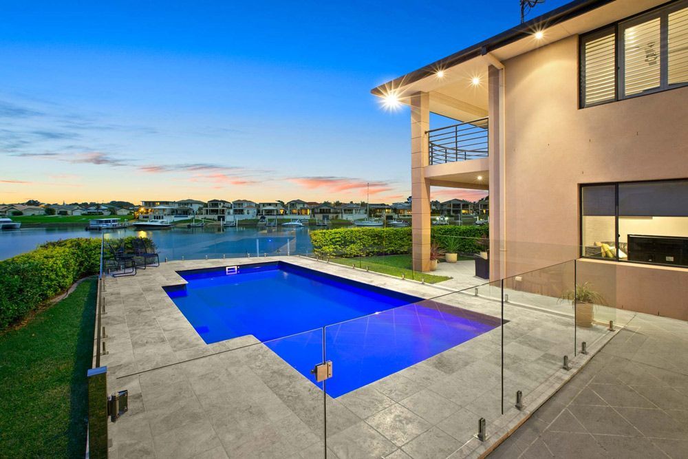 Luxury Design of A Modern Swimming Pool