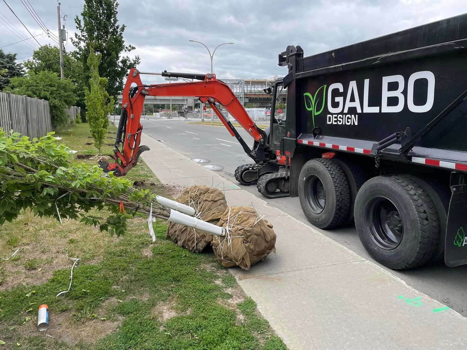 Un camion-benne avec le mot galbo dessus est garé sur le bord de la route.