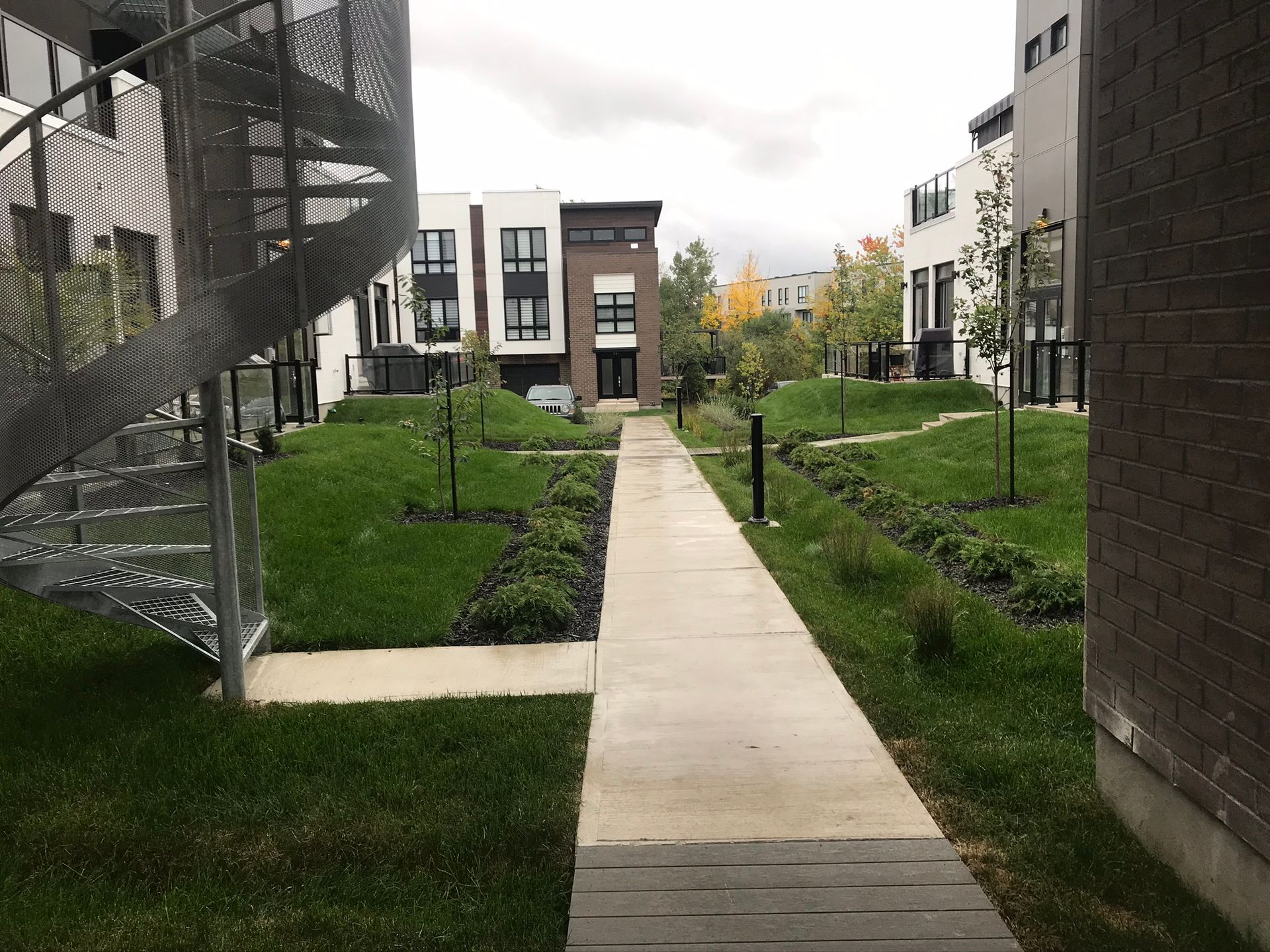 Une passerelle menant à un bâtiment avec un escalier en colimaçon en arrière-plan.