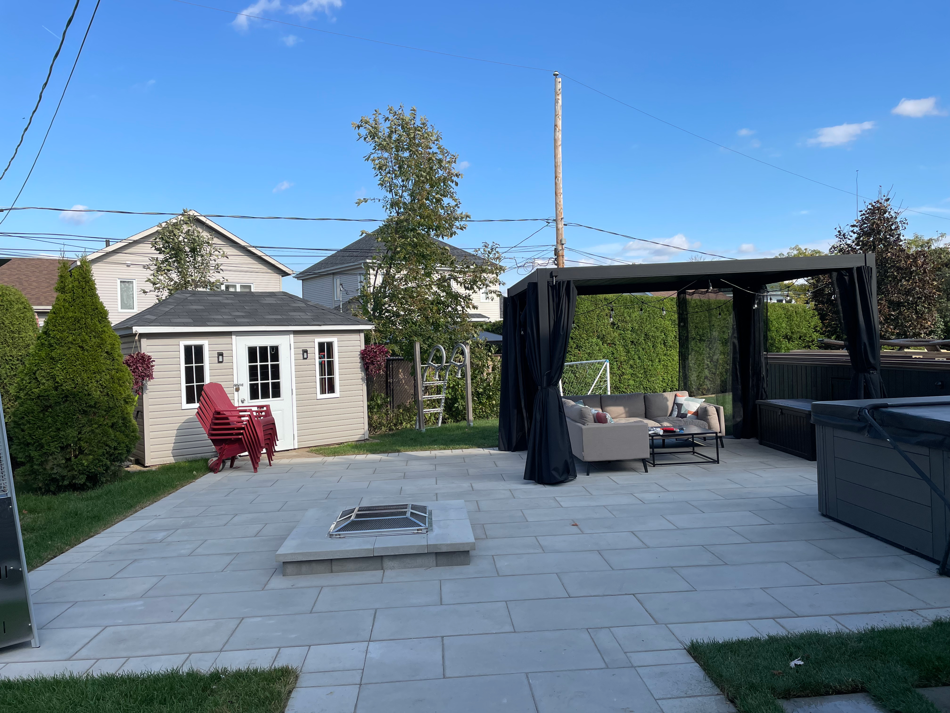 Il y a un foyer dans la cour d'une maison.