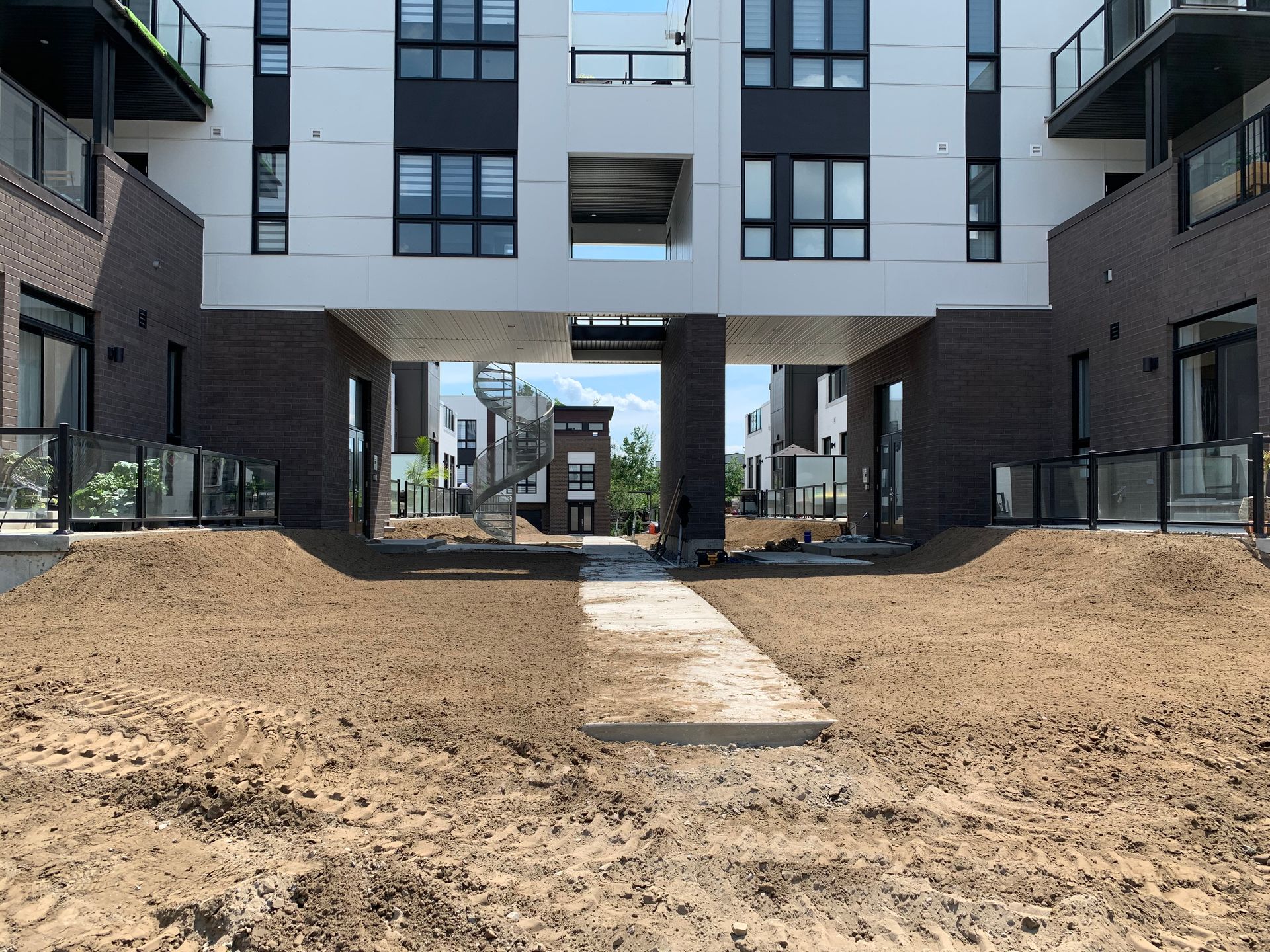 Un grand bâtiment avec une passerelle qui y mène