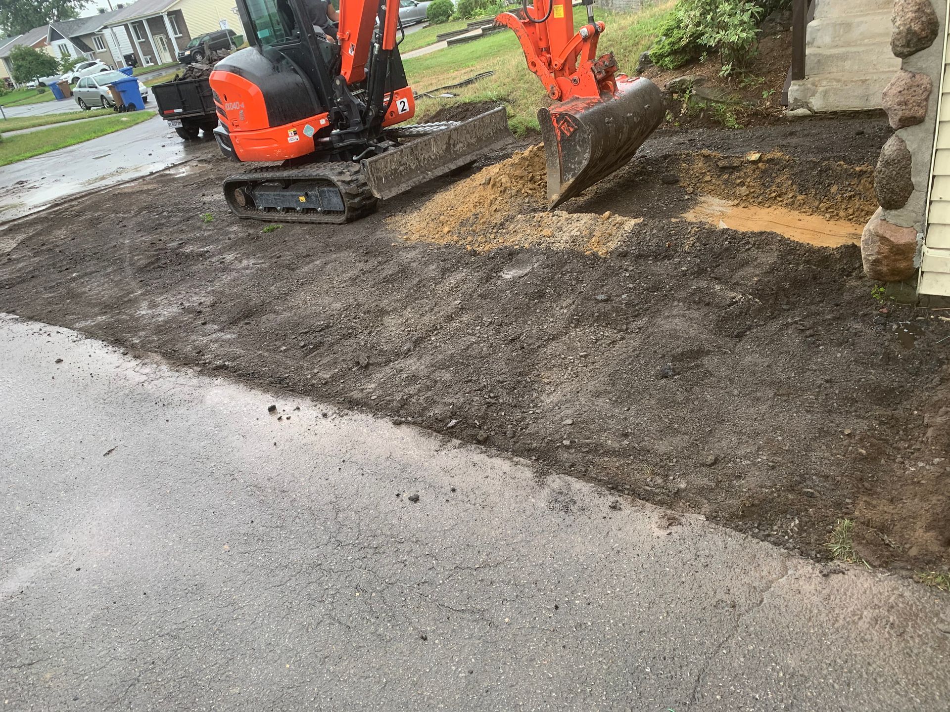 Une petite excavatrice creuse un trou dans le sol.