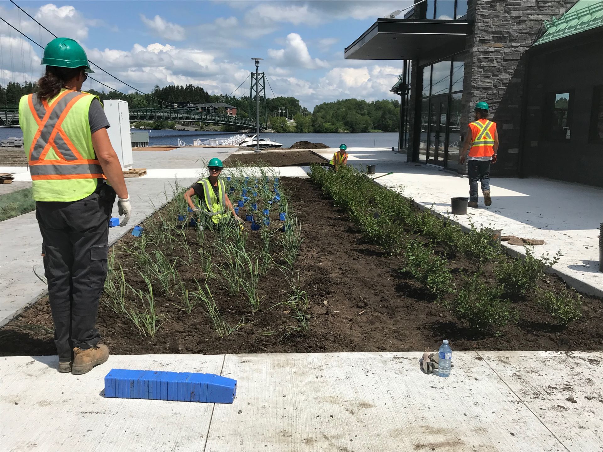 Un groupe d'ouvriers du bâtiment travaillent dans un jardin.