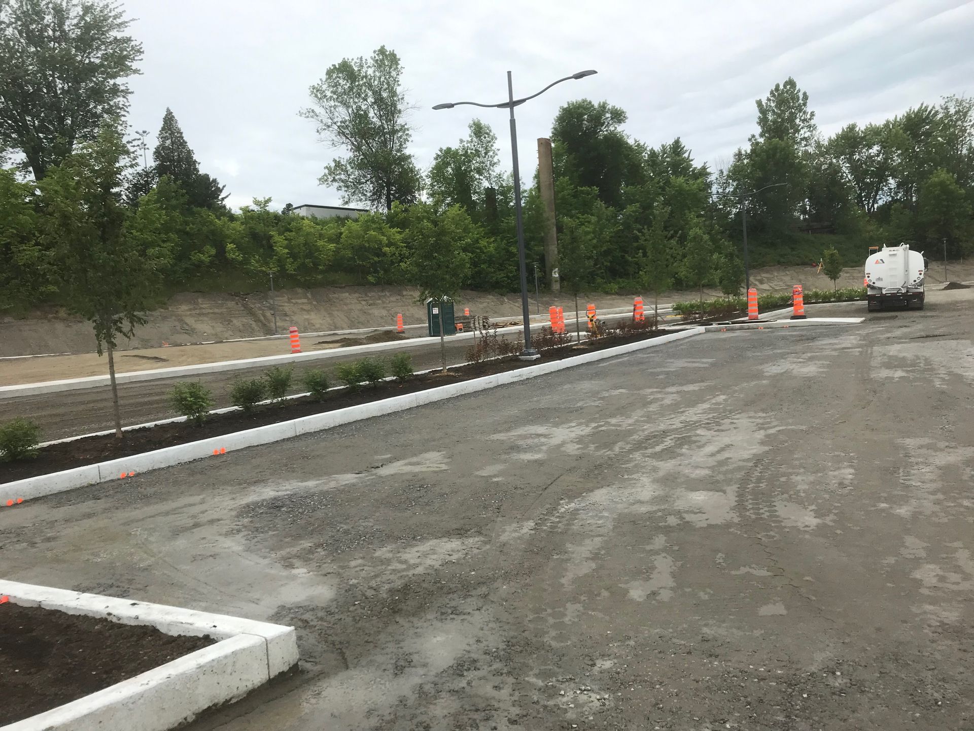 Un parking avec des bordures blanches et des arbres en arrière-plan