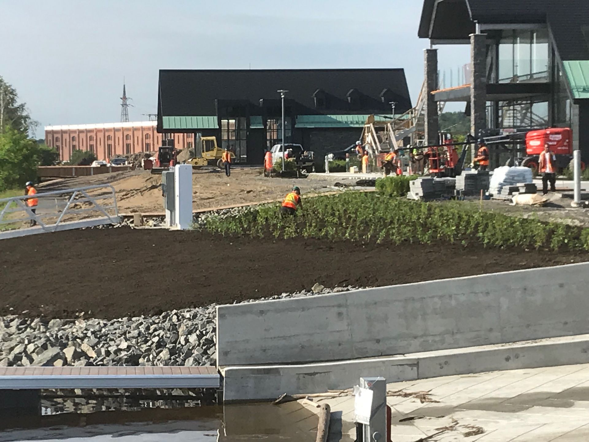 Un chantier de construction avec un grand bâtiment en arrière-plan