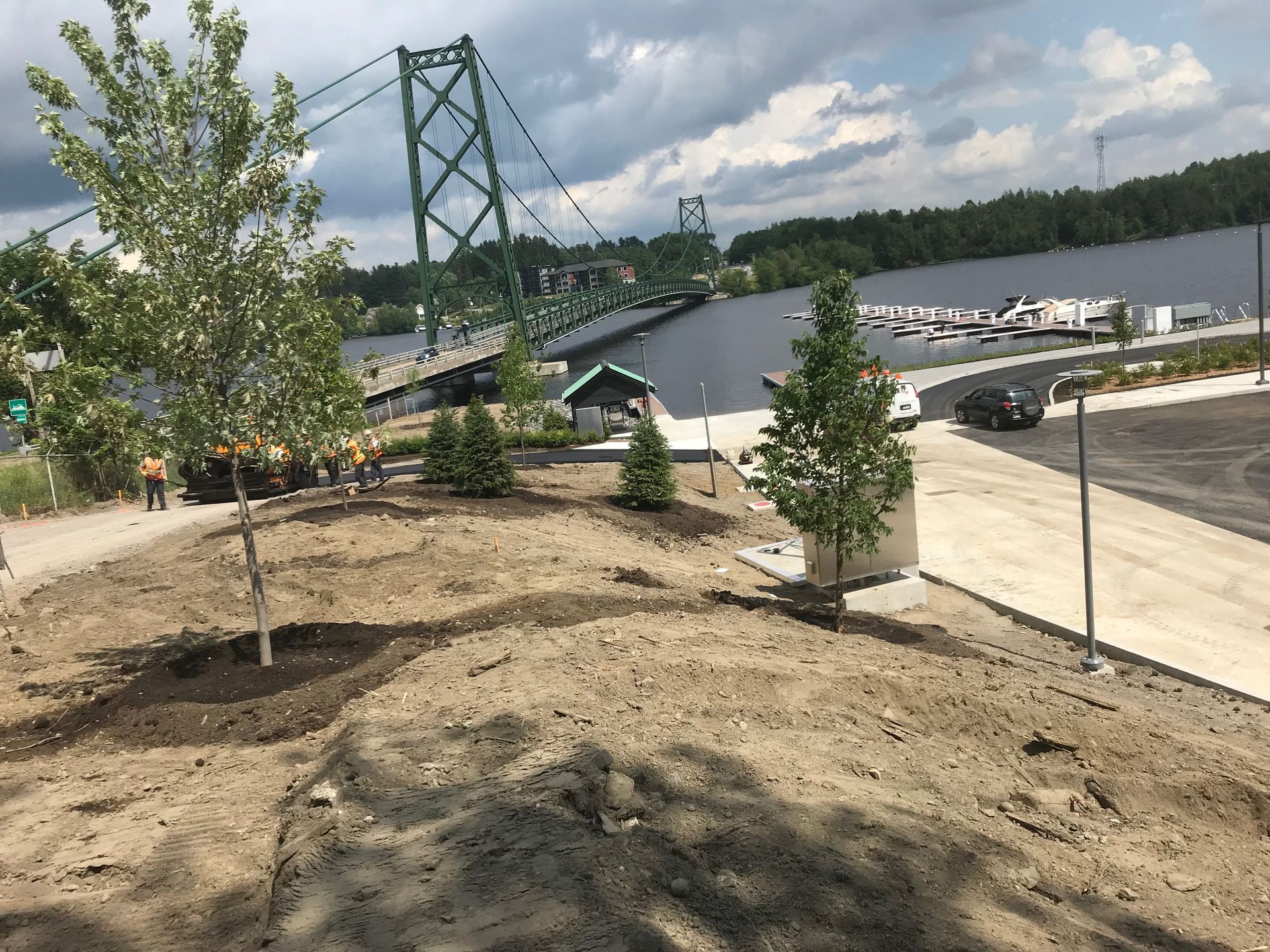 Un pont au-dessus d'un plan d'eau avec des arbres au premier plan