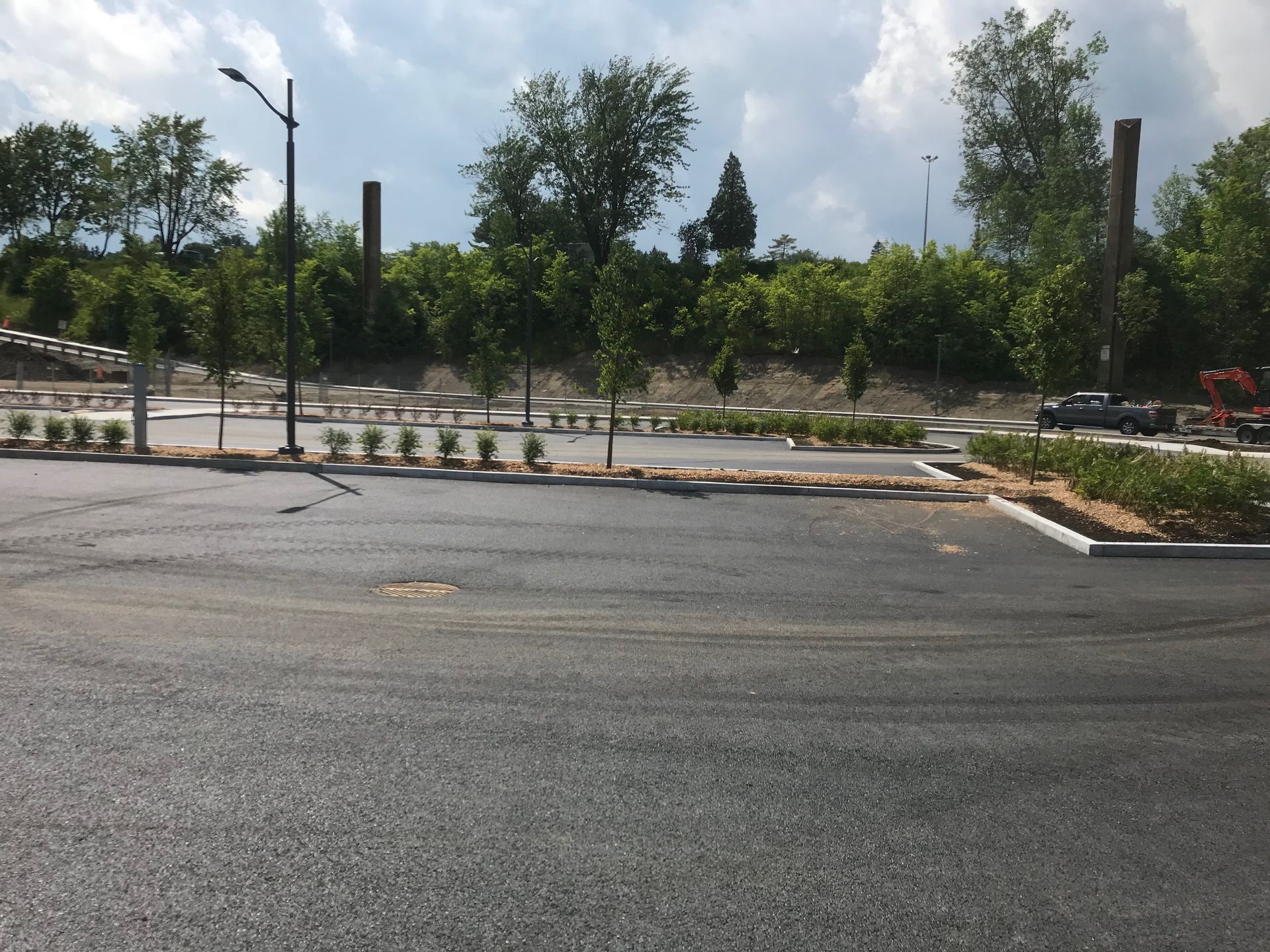 Un parking avec beaucoup d'arbres en arrière-plan