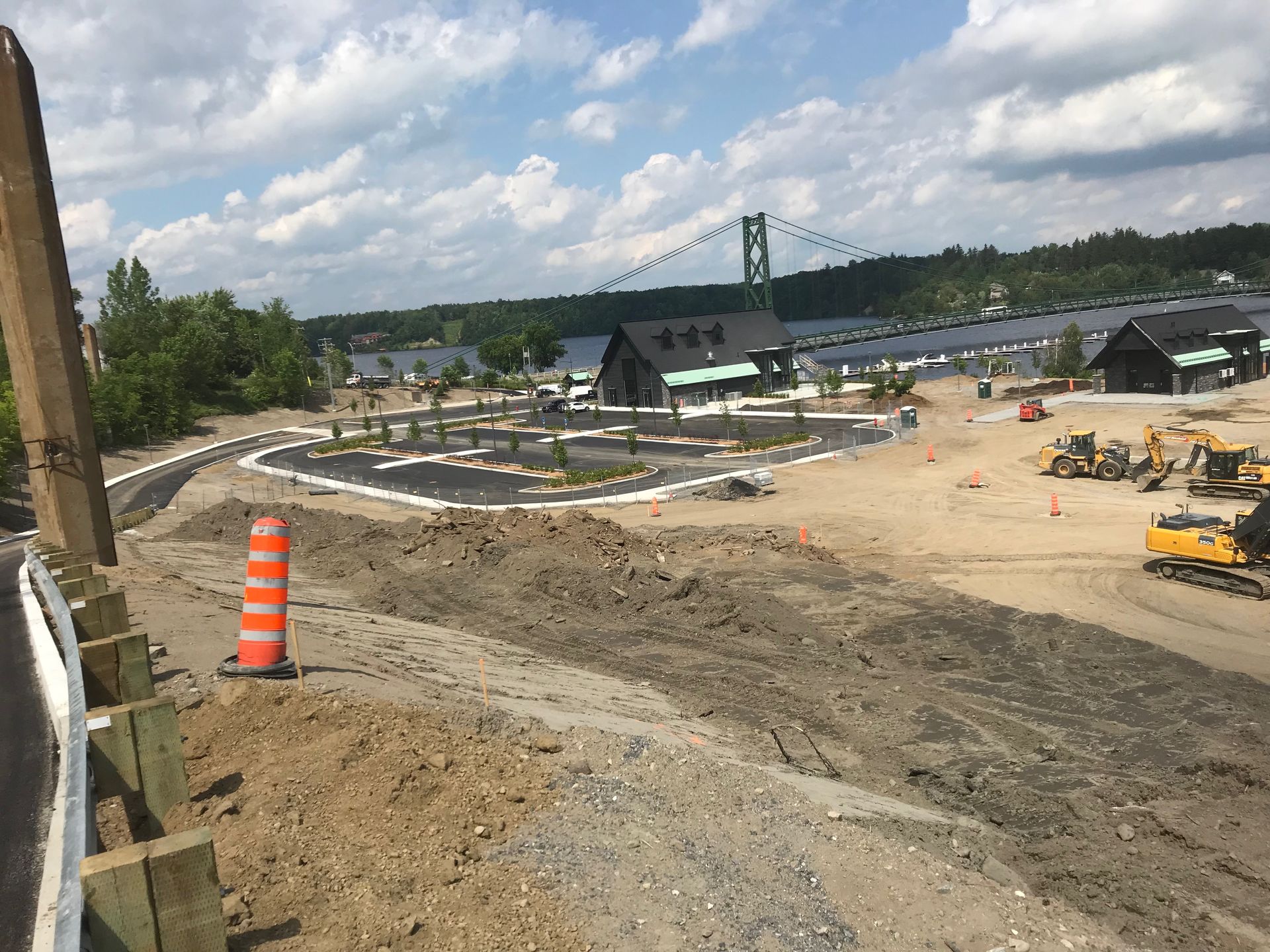 Un chantier de construction avec un pont en arrière-plan.