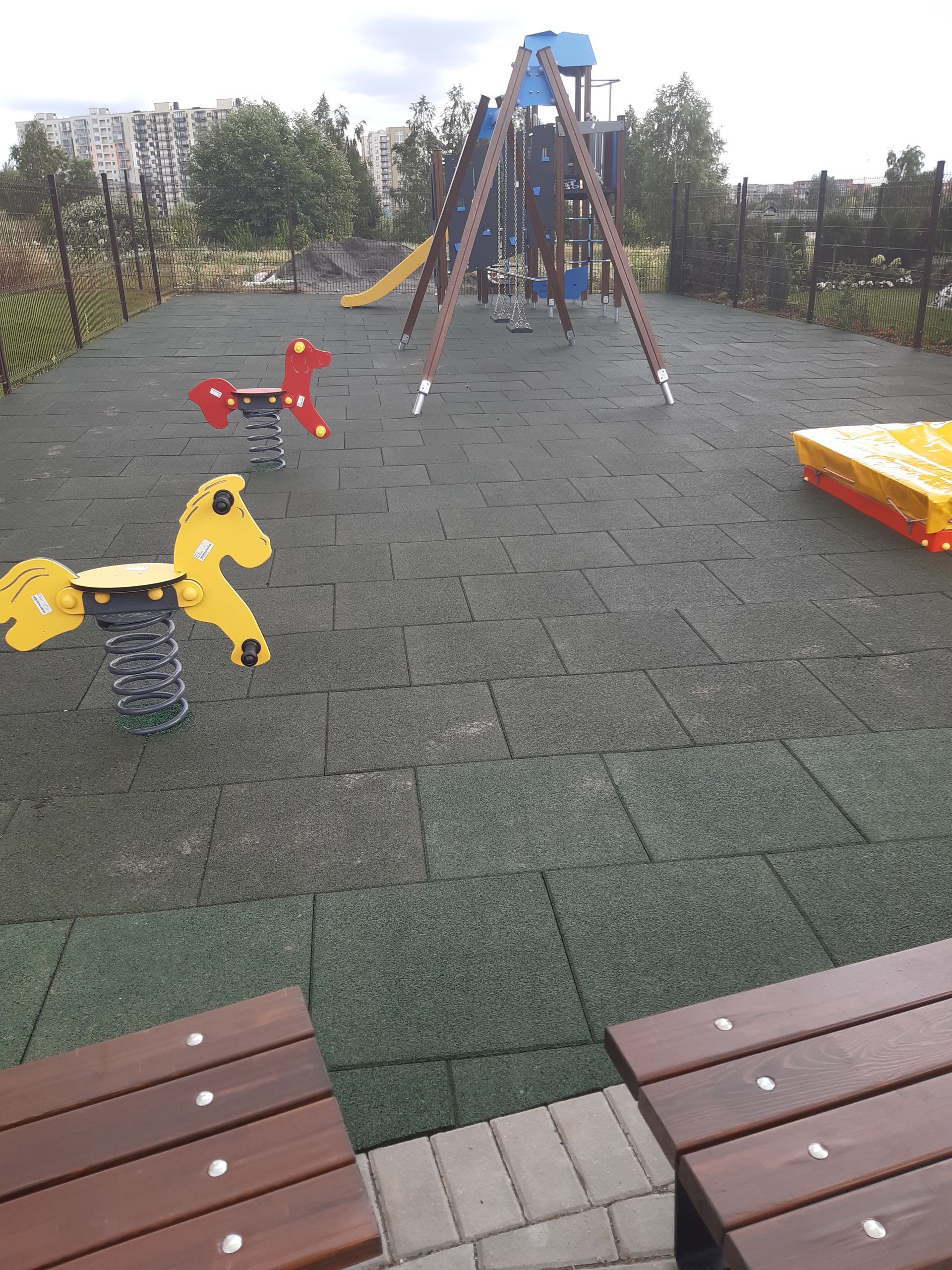 Žaidimų aikštelė su sūpynių komplektu ir smėlio dėže