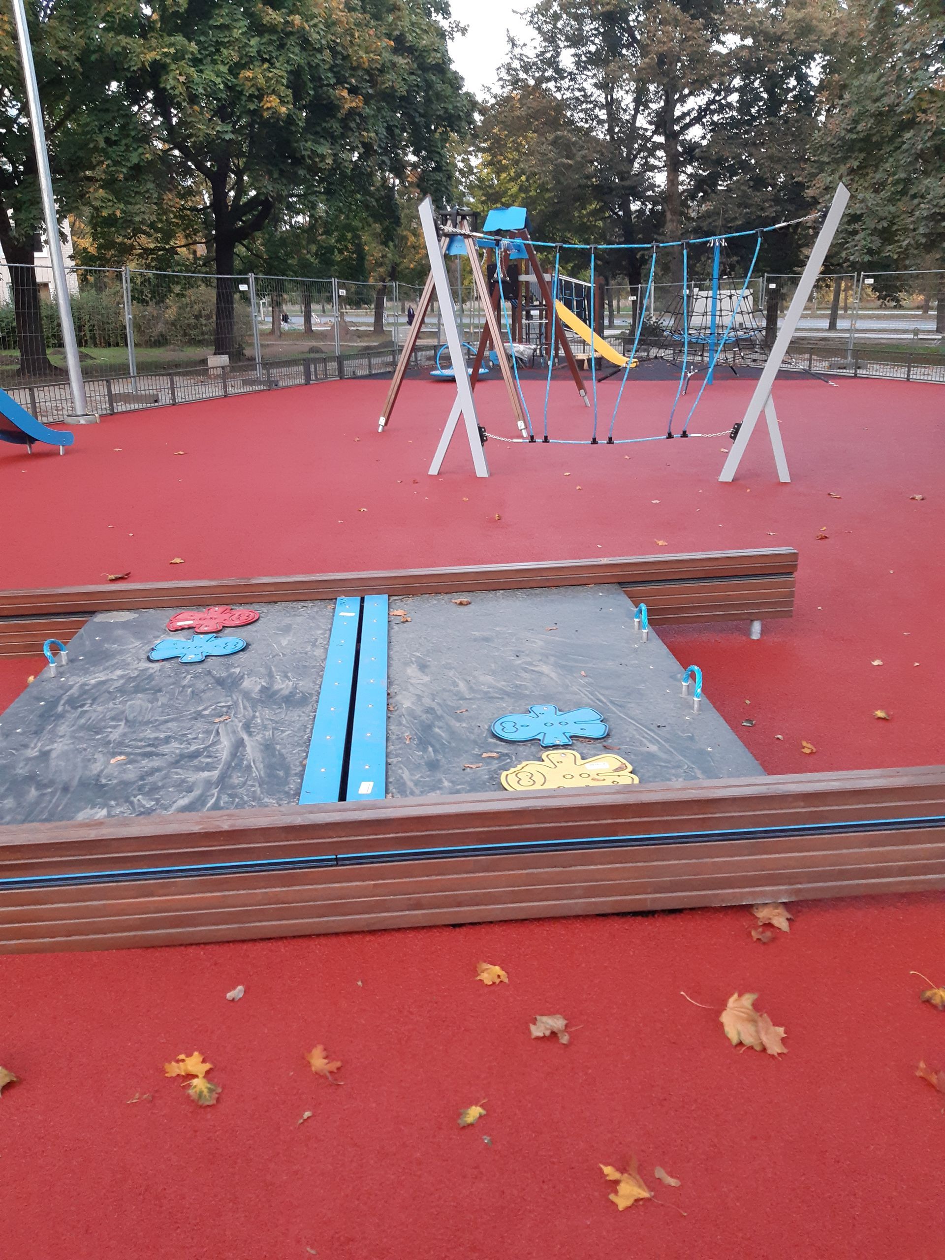 Žaidimų aikštelė su smėlio dėže jos viduryje