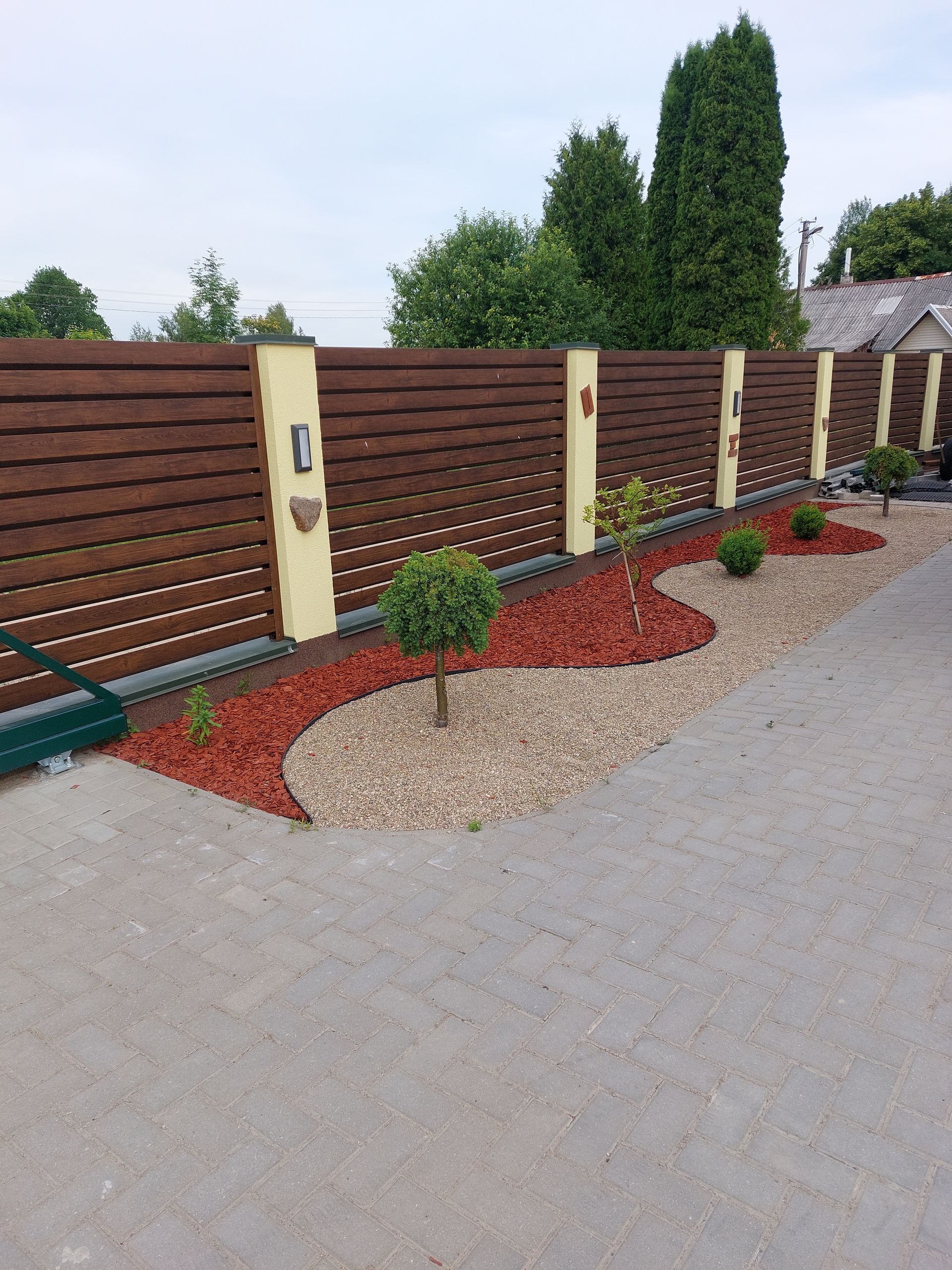 Vešliai žalią sodą juosia medinė tvora