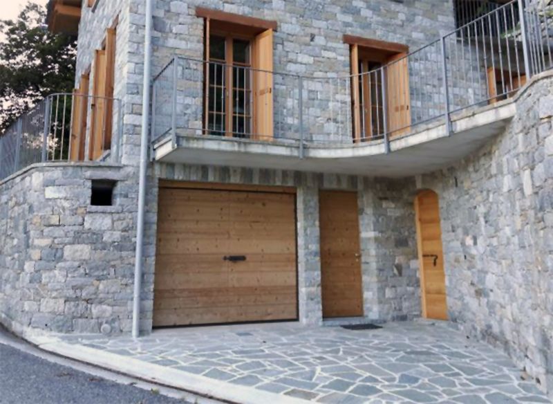 Esempio porta sezionale manto Cardinello