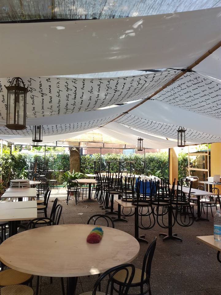 Tendone con tavolini