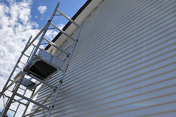 painting stand outside