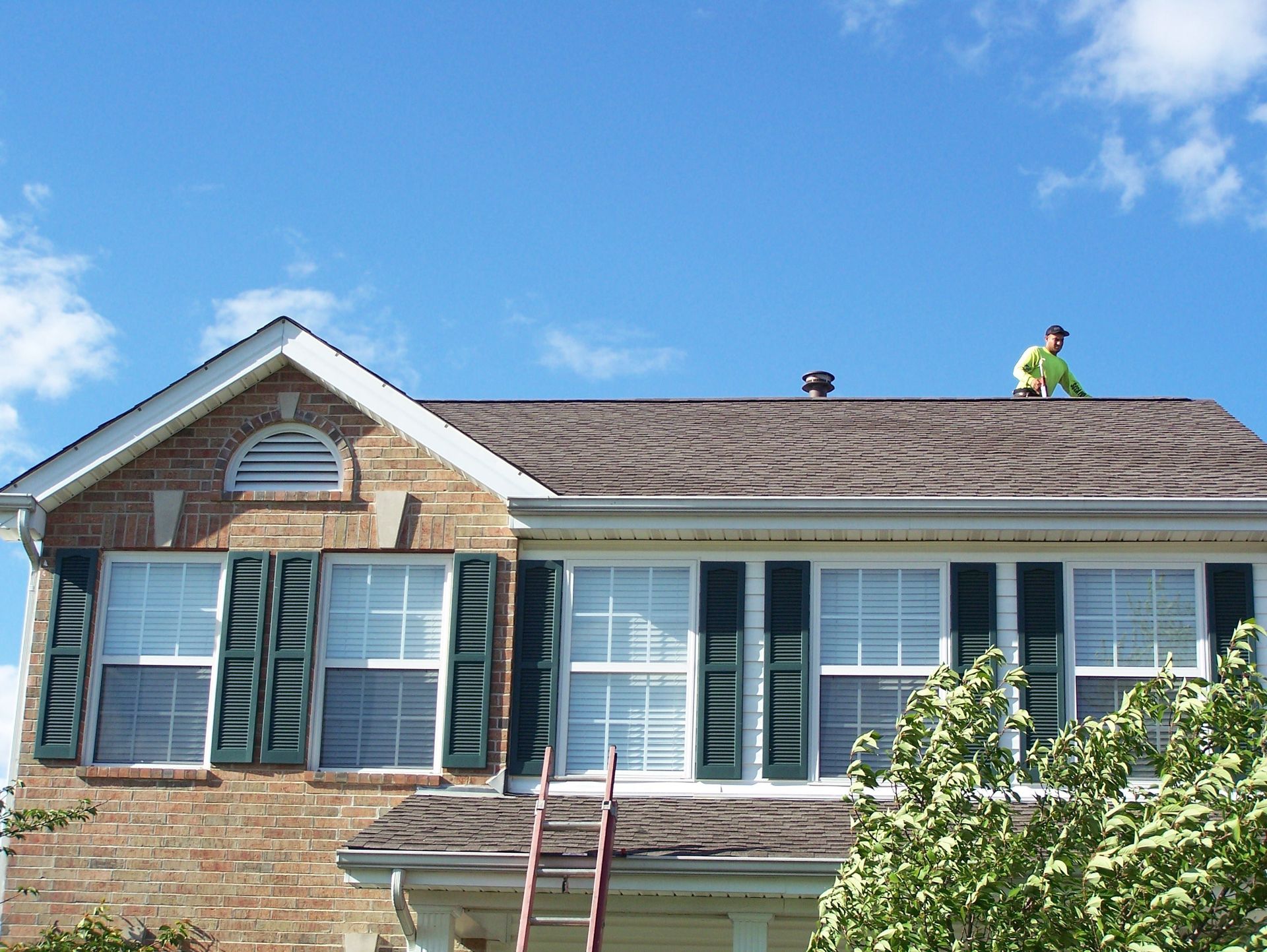 Roofing contractors working on a home in Columbus, OH 