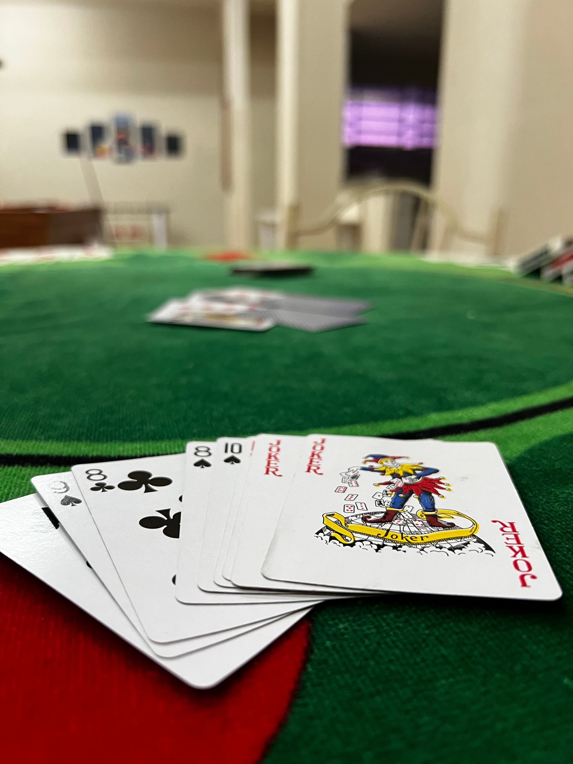 Uma pilha de cartas de baralho coringa em uma mesa verde