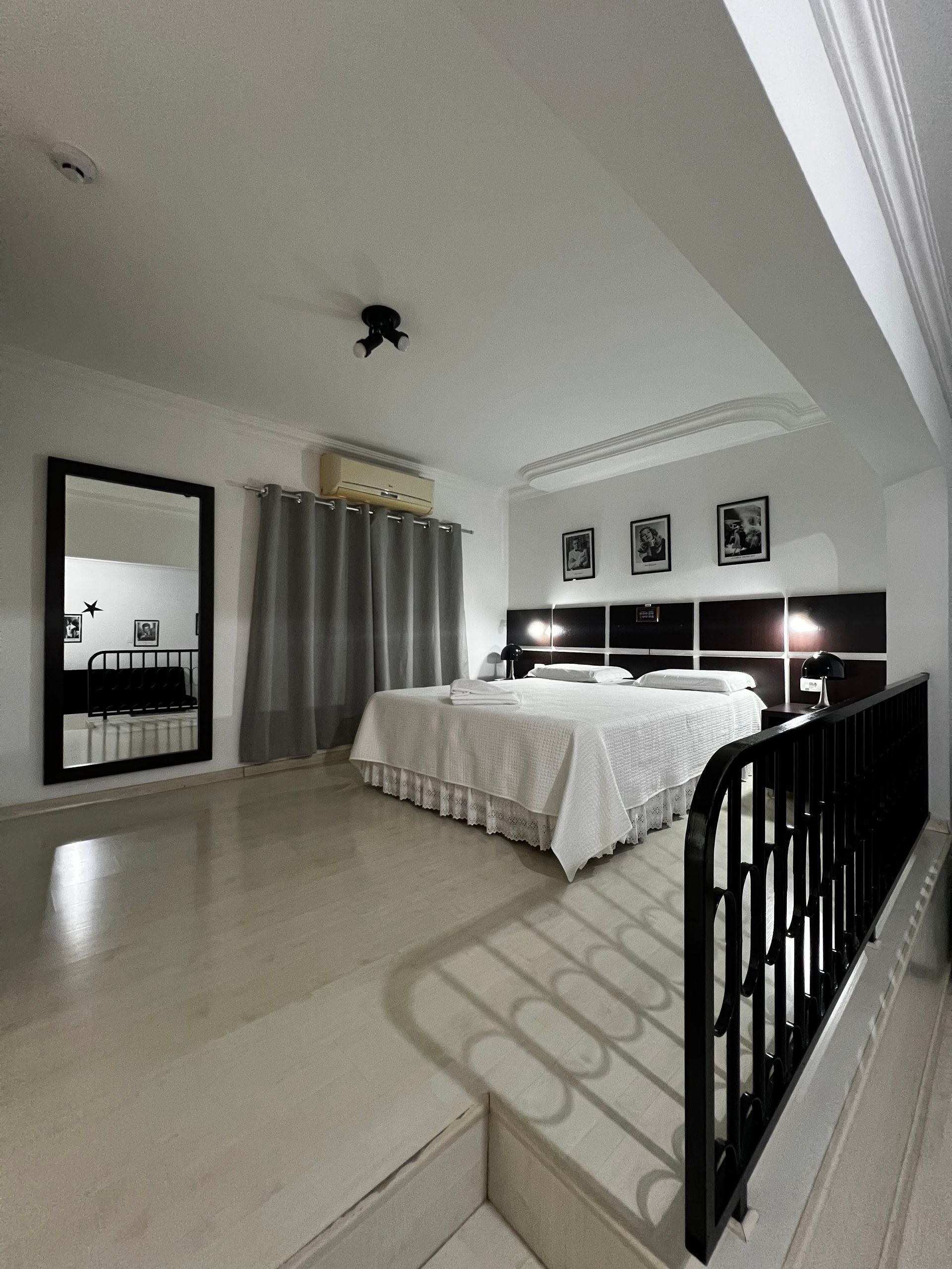 Um quarto com uma cama grande e um espelho