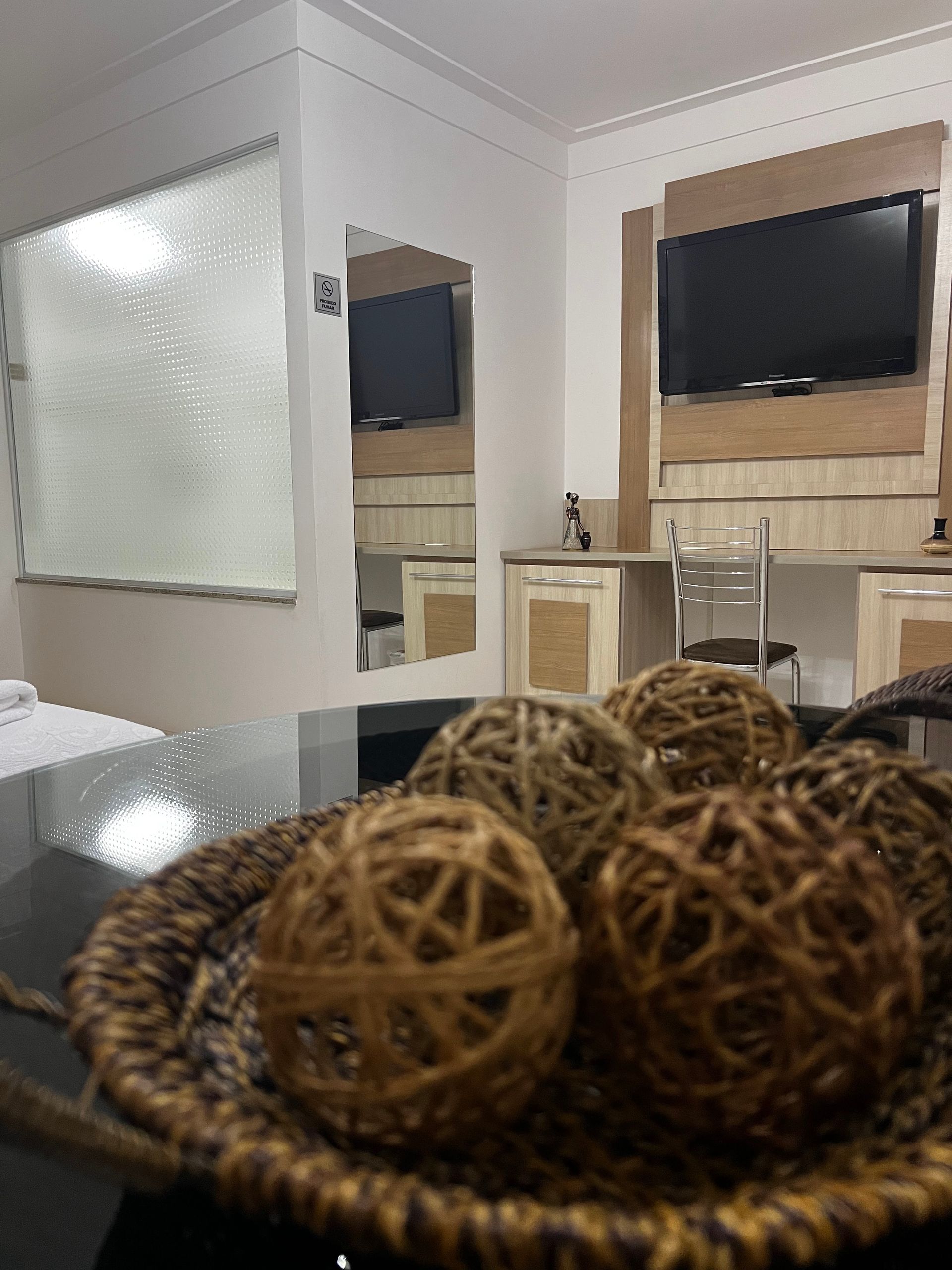 Uma cesta de bolas de vime está sobre uma mesa na sala de estar.