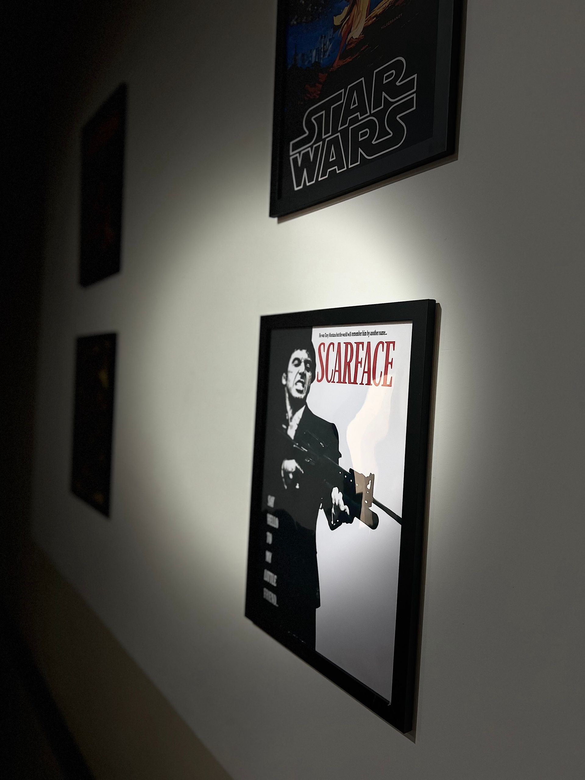 Uma foto do scarface está pendurada na parede