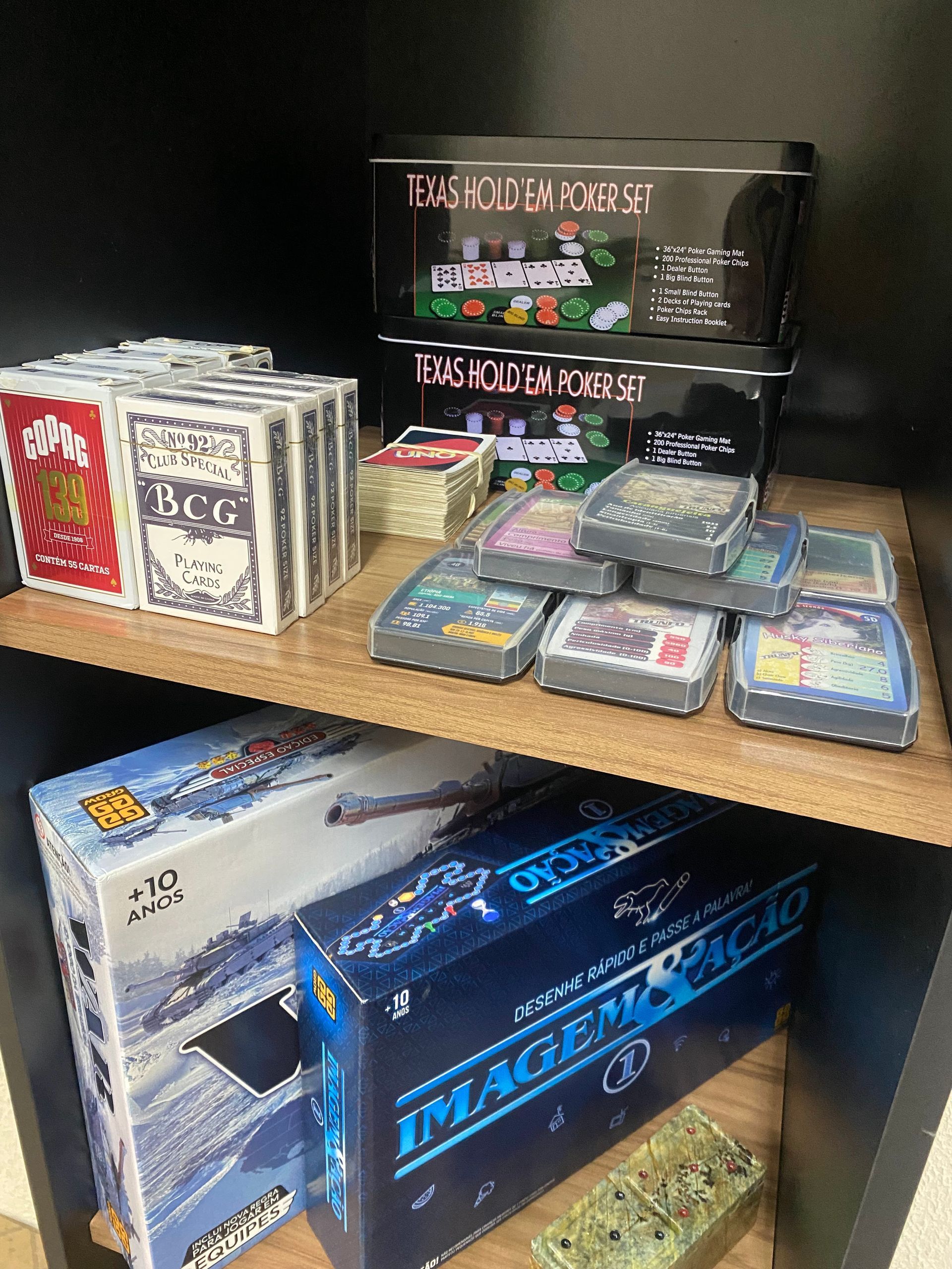 Uma prateleira cheia de uma variedade de jogos e cartas.