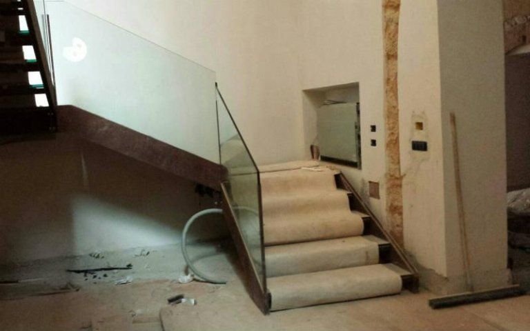 Scala in acciaio corten e vetro