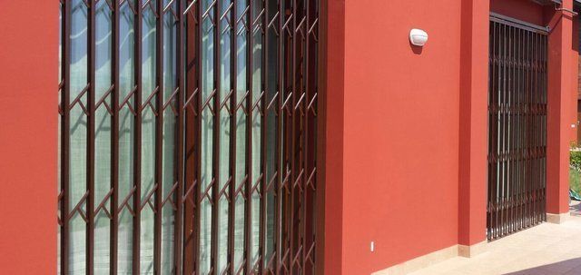 Griglia e parete rossa