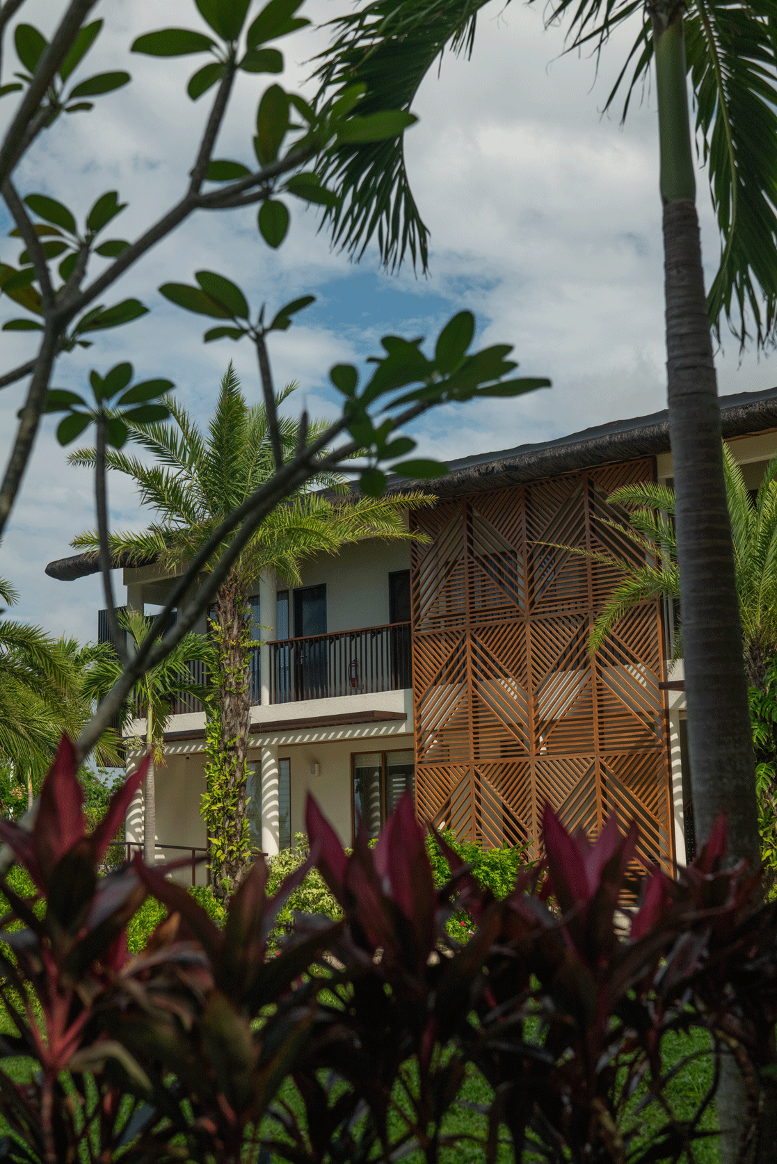 A large lobby with a large chandelier hanging from the ceiling