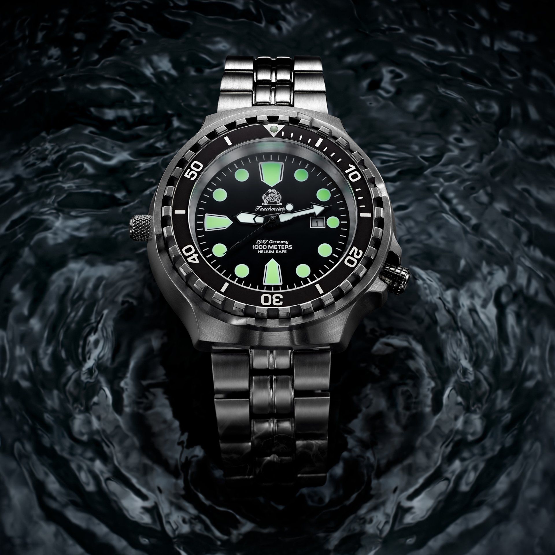 Luxury drink and fragrance photography and video by London-based liquids specialist, showcasing fine beverages and liquids.