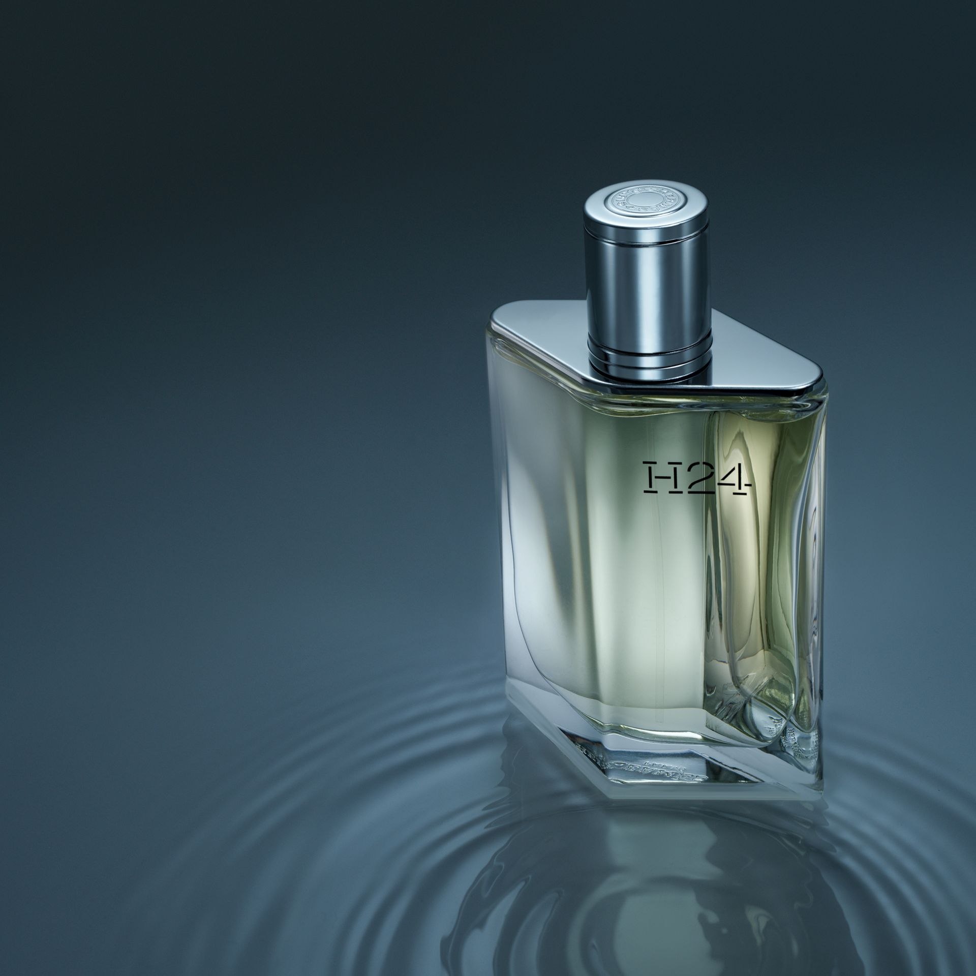 Luxury drink and fragrance photography by London-based liquids specialist, showcasing fine beverages and liquids.