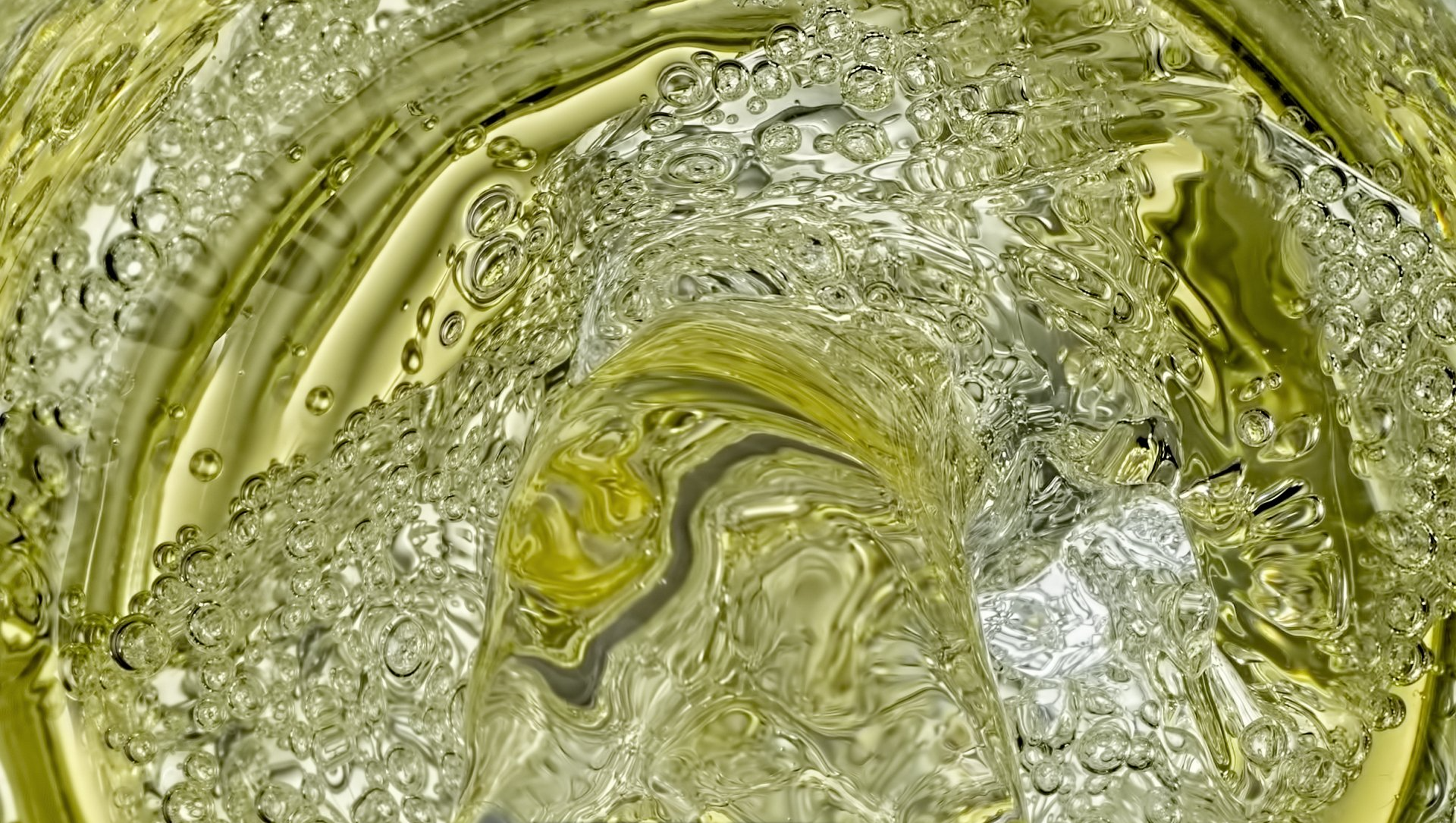 Luxury drink and fragrance photography and video by London-based liquids specialist, showcasing fine beverages and liquids.