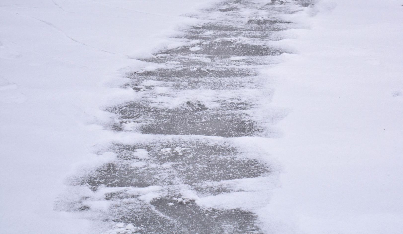 Eine Nahaufnahme der Fußabdrücke einer Person im Schnee.