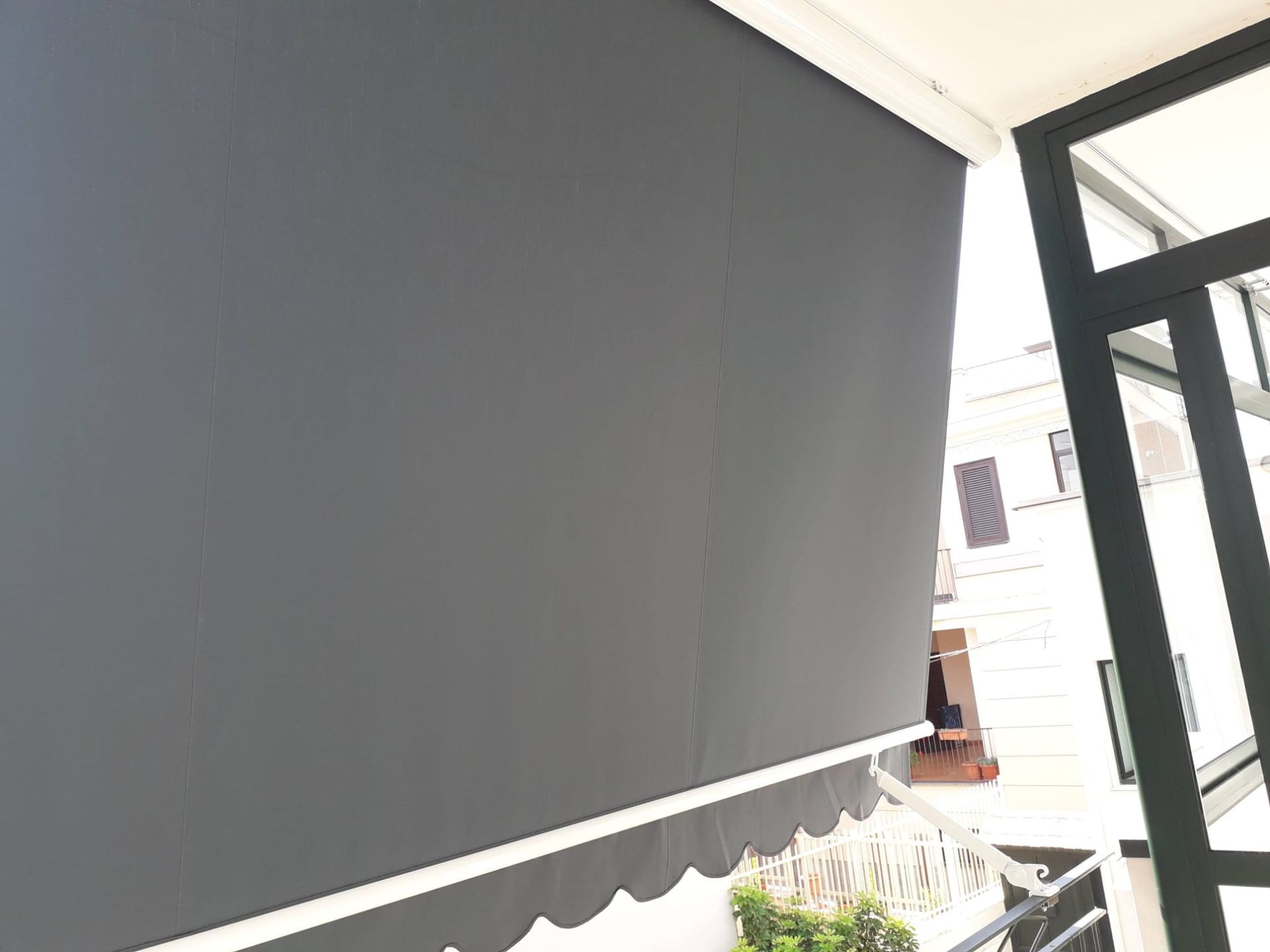 tenda da sole grigia