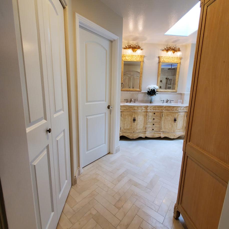 A bathroom with two sinks and two mirrors