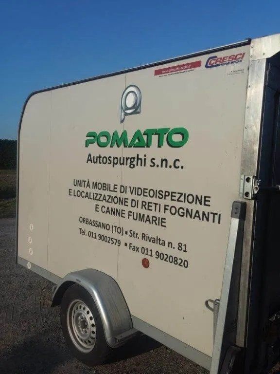 Rimorchio bianco con logo 