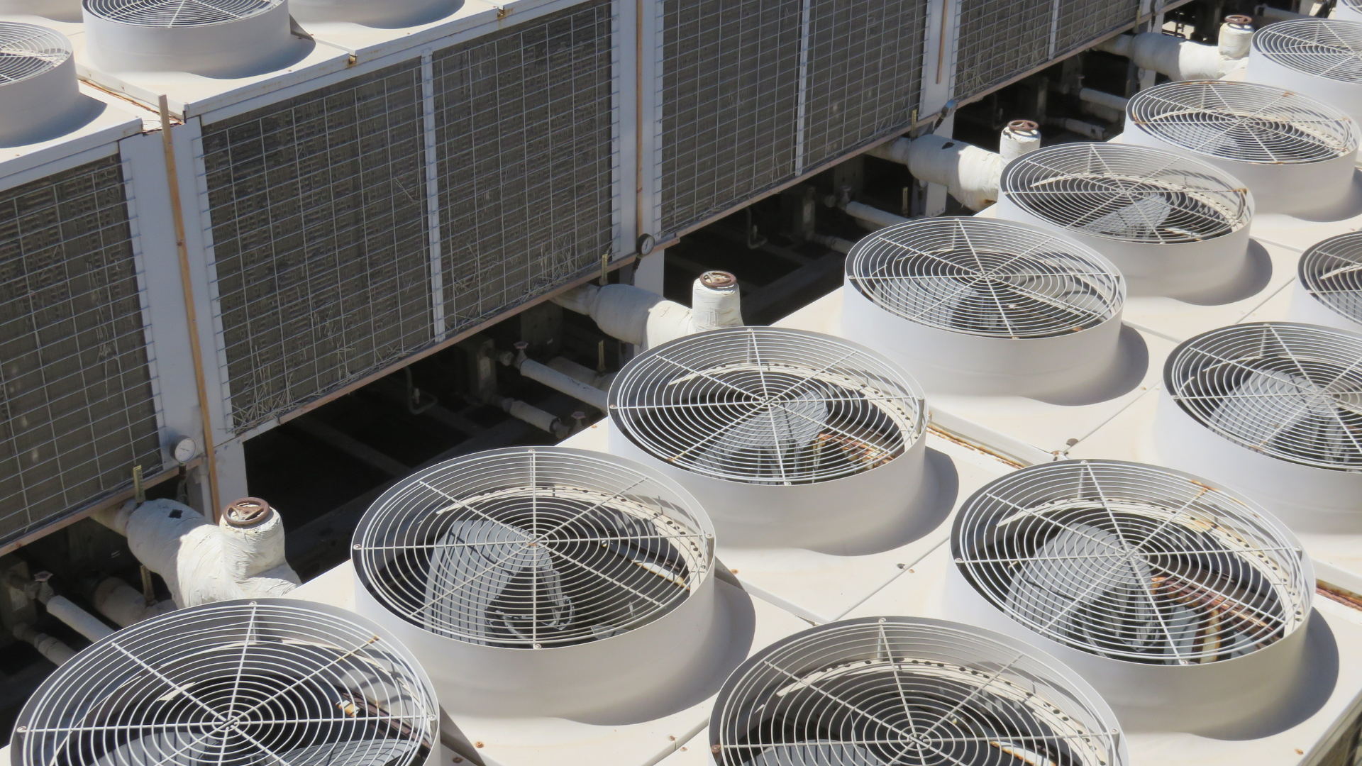 A bunch of fans are sitting on top of a building.