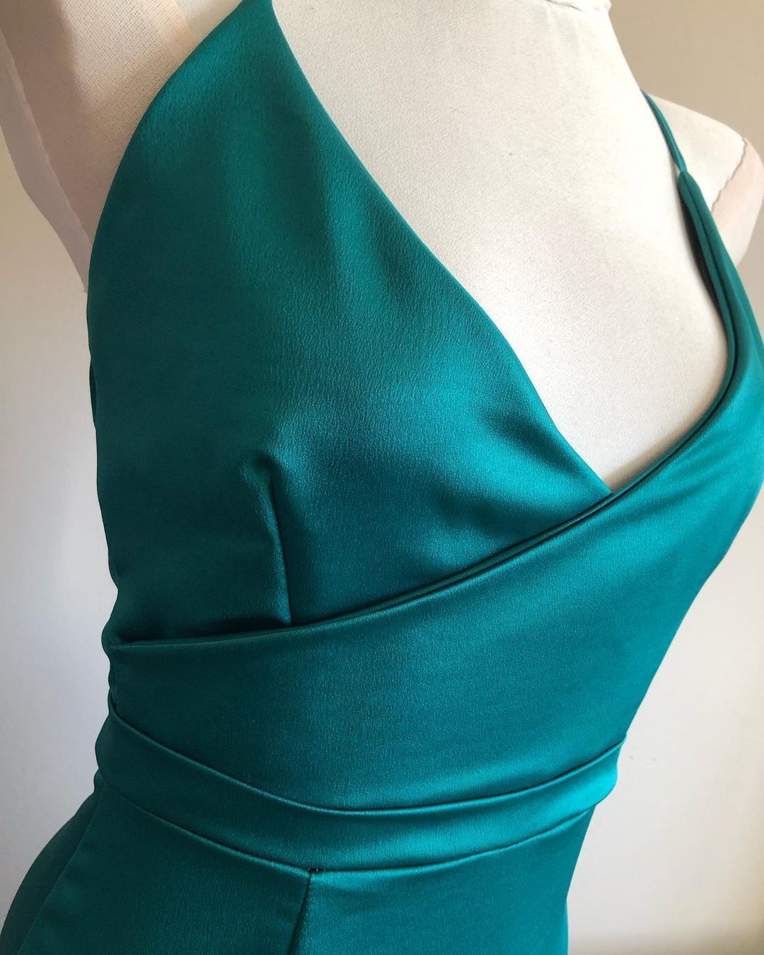 Un primer plano de un vestido verde en un maniquí.