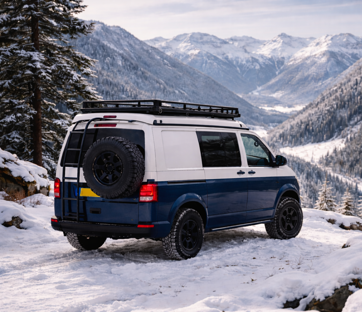 Een camperbusje staat geparkeerd in een bos, met campingstoelen en een rugzak klaar. Het voertuig is blauw en wit.